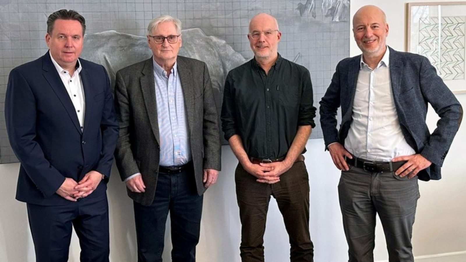 Mit dem Einstieg der AGRAVIS Energie Holding GmbH bei der Detlev Jungjohann Ingenieur GmbH wird die langjährige Partnerschaft beider Unternehmen auf eine neue Stufe gestellt. Im Bild (v. li.): Oliver Korting, Bereichsleiter Energie bei der AGRAVIS, und die bisherigen Jungjohann-Gesellschafter Horst Ravens, Arne Jungjohann und Sören Jungjohann. / Weiterer Text über ots und www.presseportal.de/nr/104520 / Die Verwendung dieses Bildes für redaktionelle Zwecke ist unter Beachtung aller mitgeteilten Nutzungsbedingungen zulässig und dann auch honorarfrei. Veröffentlichung ausschließlich mit Bildrechte-Hinweis.