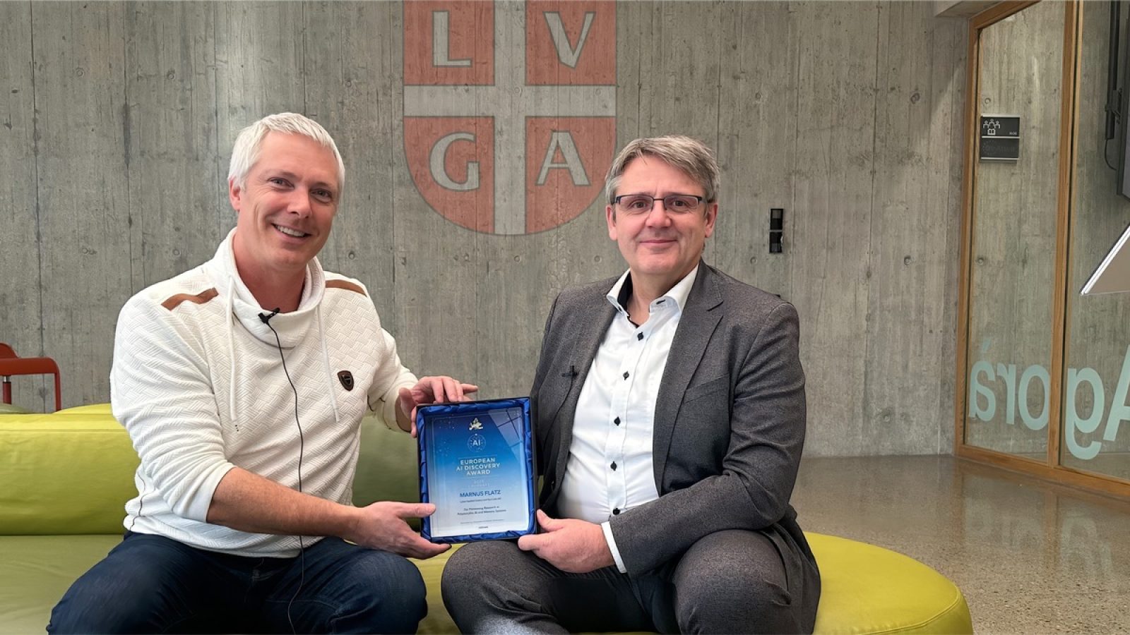Marnus Flatz (links) von den CASTL Cyber Applied Science and Tech Labs erhält European AI Discovery Award von Jörg Lothar Sabel (rechts) / Weiterer Text über ots und www.presseportal.ch/de/nr/100103170 / Die Verwendung dieses Bildes für redaktionelle Zwecke ist unter Beachtung aller mitgeteilten Nutzungsbedingungen zulässig und dann auch honorarfrei. Veröffentlichung ausschließlich mit Bildrechte-Hinweis.