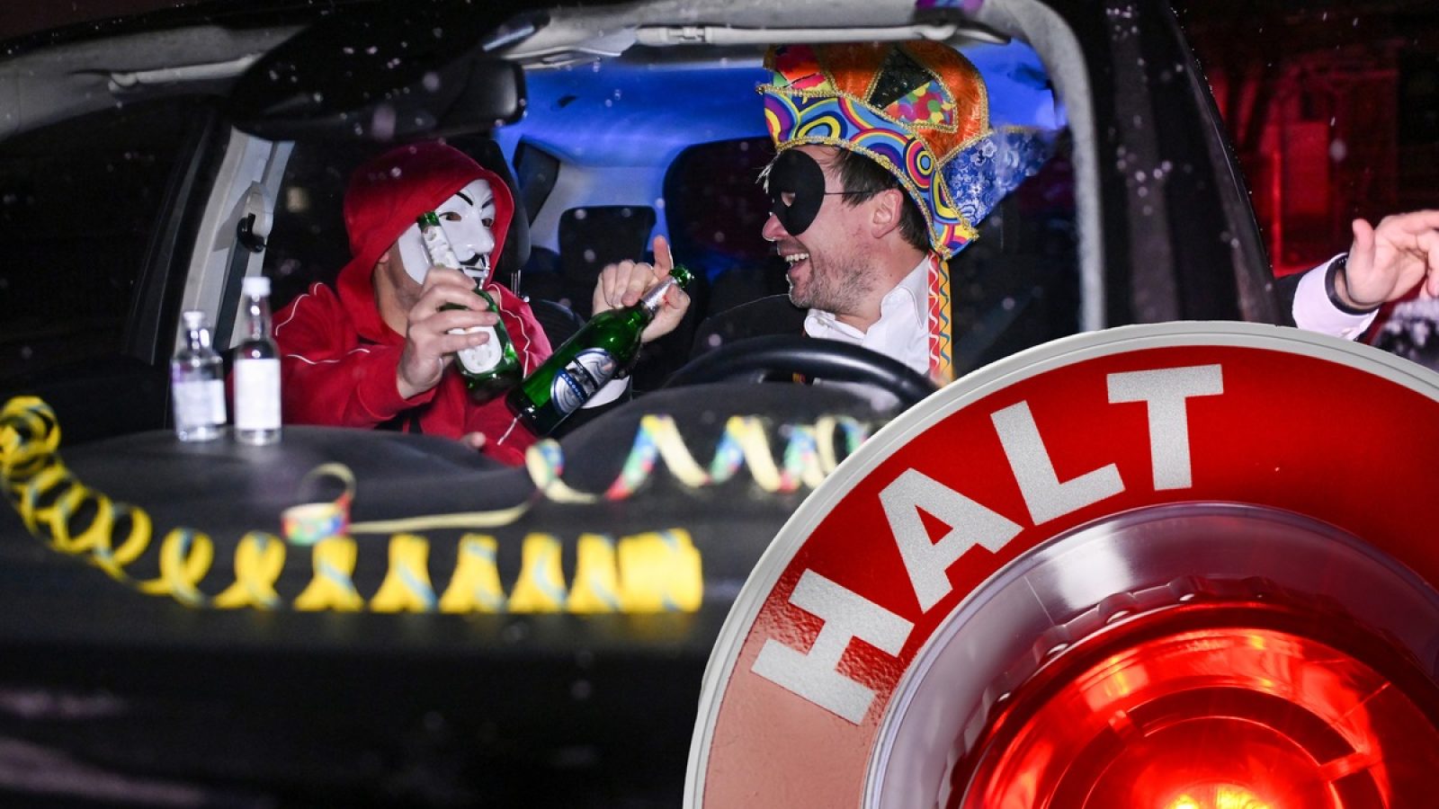 Alkohol im Blut: Hände weg vom Steuer. Wer nach einem feuchtfröhlichen Abend in Bus, Bahn oder ins Taxi steigt, kann nichts falsch machen. 
Foto: HUK-COBURG / Weiterer Text über ots und www.presseportal.de/nr/7239 / Die Verwendung dieses Bildes für redaktionelle Zwecke ist unter Beachtung aller mitgeteilten Nutzungsbedingungen zulässig und dann auch honorarfrei. Veröffentlichung ausschließlich mit Bildrechte-Hinweis.