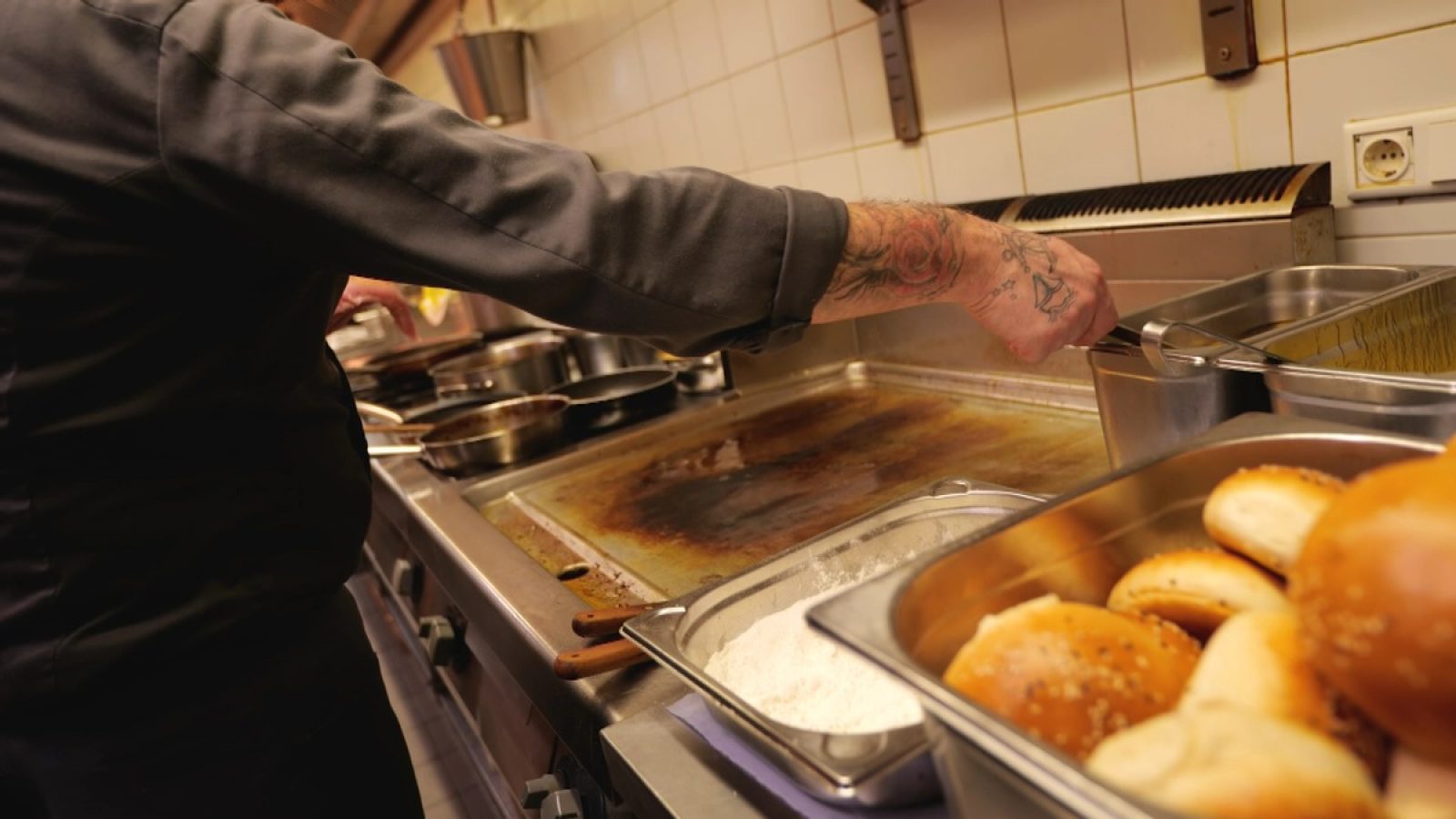 In einer Restaurantküche wird mit Fett gebraten. / Weiterer Text über ots und www.presseportal.de/nr/34548 / Die Verwendung dieses Bildes für redaktionelle Zwecke ist unter Beachtung aller mitgeteilten Nutzungsbedingungen zulässig und dann auch honorarfrei. Veröffentlichung ausschließlich mit Bildrechte-Hinweis.