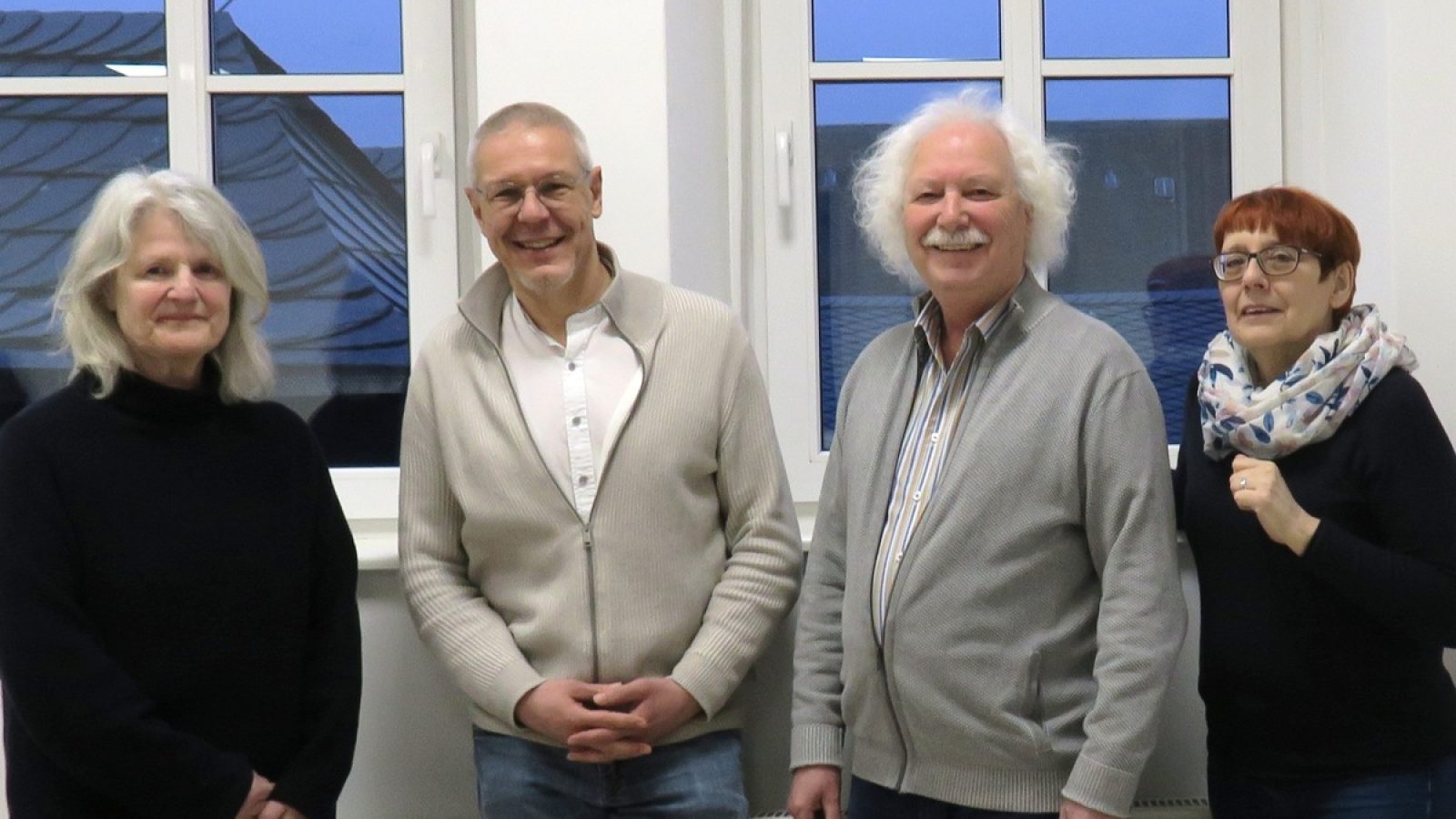 Team der Selbsthilfegruppe von Angehörigen und Freunden psychisch erkrankter Menschen im Zentrum für Psychiatrie der UKGM-Gießen. V.l.: Renate Grolig, Dr. Bernd Hanewald (UKGM), Gerhard  Weißler, Susanne Bresenitz / Weiterer Text über ots und www.presseportal.de/nr/109212 / Die Verwendung dieses Bildes für redaktionelle Zwecke ist unter Beachtung aller mitgeteilten Nutzungsbedingungen zulässig und dann auch honorarfrei. Veröffentlichung ausschließlich mit Bildrechte-Hinweis.