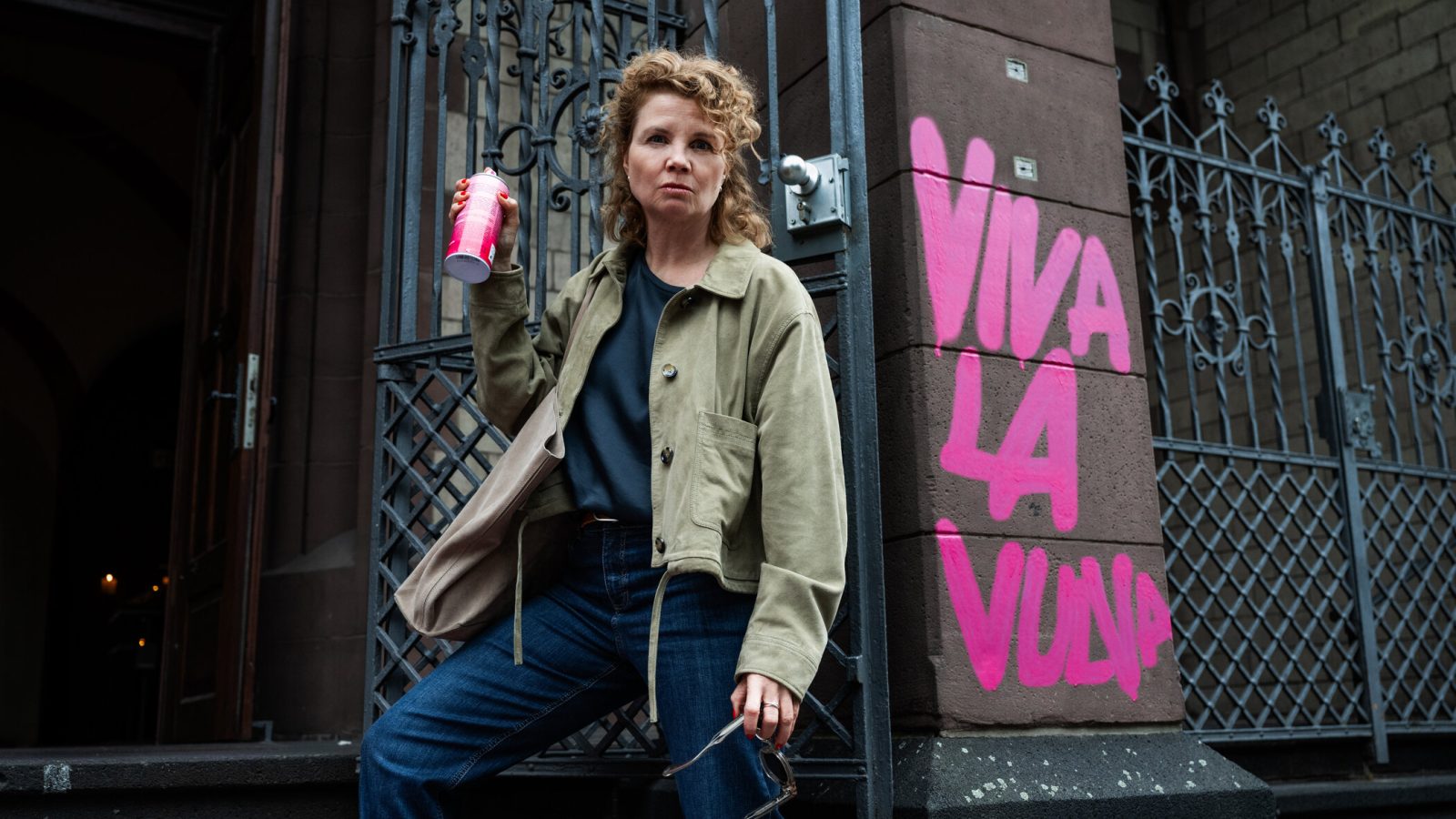 Titel: Frier & 50 - Am Ende meiner Tage;
Staffel: 1;
Person: Annette Frier;
Copyright: Joyn/Willi Weber;
Fotograf: Willi Weber;
Bildredakteur: Clarissa Schreiner;
Dateiname: 3276302.jpg;
Rechtehinweis: Dieses Bild darf honorarfrei für redaktionelle Zwecke und nur im Rahmen der Programmankündigung verwendet werden. Andere Veröffentlichungen sind nur nach Rücksprache und ausdrücklicher Genehmigung der Seven.One Entertainment Group GmbH möglich. Nicht für EPG! Verwendung nur mit vollständigem Copyrightvermerk. Das Foto darf nicht verändert, bearbeitet und nur im Ganzen verwendet werden. Es darf nicht archiviert werden. Es darf nicht an Dritte weitergeleitet werden. Aneinanderreihung/Zusammenlegung/Kopplung von Bildern zum Zweck der Erstellung von Slide-Shows o.ä. nicht gestattet; Verbindung/Einfügen/Anfügen von Werbung nicht gestattet. Das Bild kann KI generierte Elemente enthalten.
Bei Fragen: foto@seven.one
Voraussetzung für die Verwendung dieser Programmdaten ist die Zustimmung zu den Allgemeinen Geschäftsbedingungen der Presselounges der Sender der Seven.One Entertainment Group GmbH. / Weiterer Text über ots und www.presseportal.de/nr/134520 / Die Verwendung dieses Bildes für redaktionelle Zwecke ist unter Beachtung aller mitgeteilten Nutzungsbedingungen zulässig und dann auch honorarfrei. Veröffentlichung ausschließlich mit Bildrechte-Hinweis.