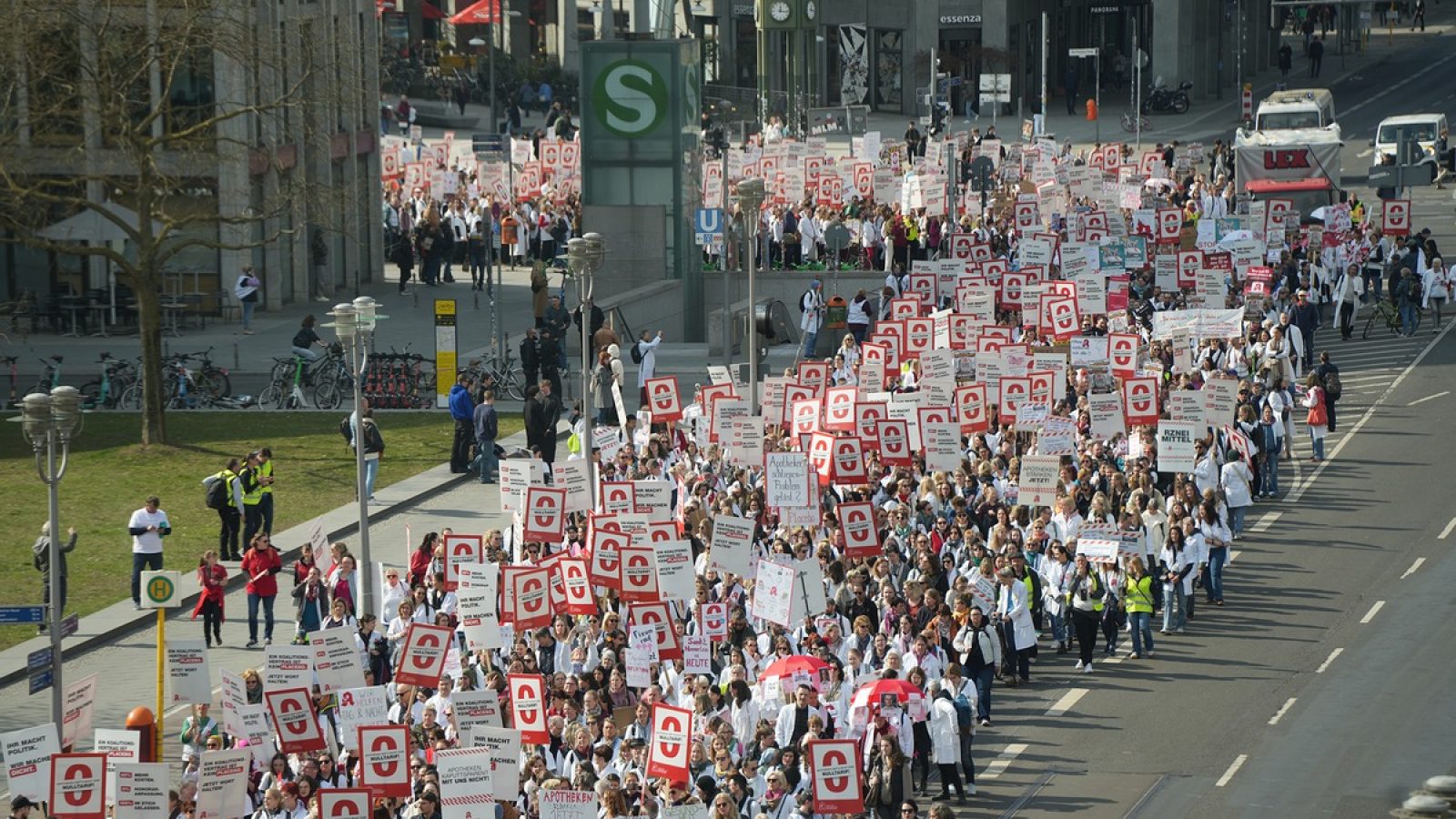 Rund 6.000 Menschen demonstrierten am Apotheken-Protesttag am 23. März 2026 in Berlin zwischen Potsdamer Platz und Rotem Rathaus. / Weiterer Text über ots und www.presseportal.de/nr/7002 / Die Verwendung dieses Bildes für redaktionelle Zwecke ist unter Beachtung aller mitgeteilten Nutzungsbedingungen zulässig und dann auch honorarfrei. Veröffentlichung ausschließlich mit Bildrechte-Hinweis.