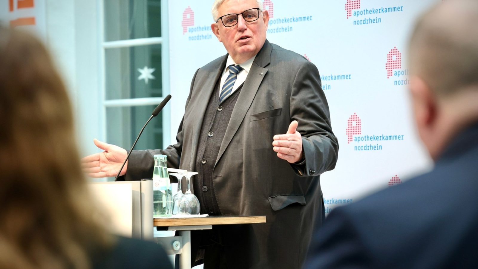 NRW-Gesundheitsminister Karl-Josef Laumann hat sich beim Neujahrsempfang der Apothekerkammer Nordrhein (AKNR) erneut für eine Stärkung der Apotheken vor Ort ausgesprochen. / Weiterer Text über ots und www.presseportal.de/nr/15266 / Die Verwendung dieses Bildes für redaktionelle Zwecke ist unter Beachtung aller mitgeteilten Nutzungsbedingungen zulässig und dann auch honorarfrei. Veröffentlichung ausschließlich mit Bildrechte-Hinweis.