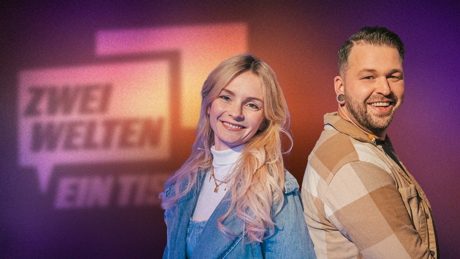 Zwei Menschen aus sehr unterschiedlichen Lebenswelten und stark unterschiedlichen Ansichten treffen an einem Tisch aufeinander, moderiert von Jonathan Doll. In dieser Folge diskutieren eine Lifestyle-Influencerin aus der Lausitz (Claudia Bergmann) und ein Handwerker aus Zeitz (Tommy Berk) über den jeweiligen Wert ihrer Arbeit. / Weiterer Text über ots und www.presseportal.de/nr/7880 / Die Verwendung dieses Bildes für redaktionelle Zwecke ist unter Beachtung aller mitgeteilten Nutzungsbedingungen zulässig und dann auch honorarfrei. Veröffentlichung ausschließlich mit Bildrechte-Hinweis.