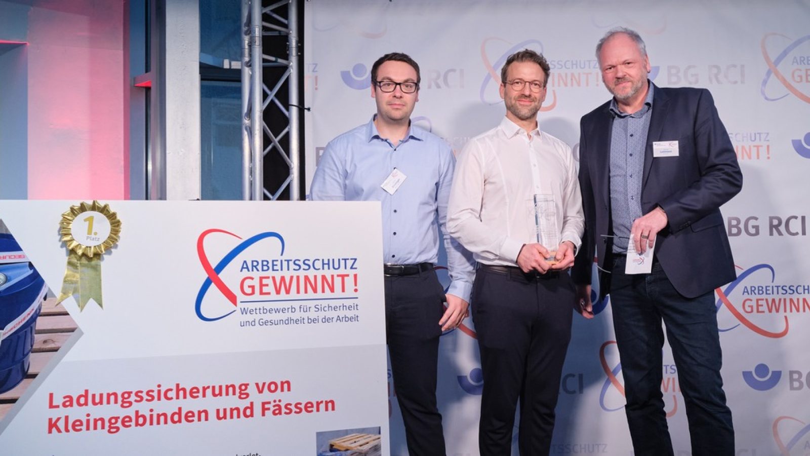 1. Platz des Wettbewerbs ArbeitsschutzGEWINNT! 2026 der BG RCI (v. l.): Jonas Binninger und Andreas Unterhuber (Wacker Chemie AG) mit Thomas Leitmann, Vorsitzender des Präventionsausschusses der Vertreterversammlung der BG RCI / Weiterer Text über ots und www.presseportal.de/nr/120179 / Die Verwendung dieses Bildes für redaktionelle Zwecke ist unter Beachtung aller mitgeteilten Nutzungsbedingungen zulässig und dann auch honorarfrei. Veröffentlichung ausschließlich mit Bildrechte-Hinweis.
