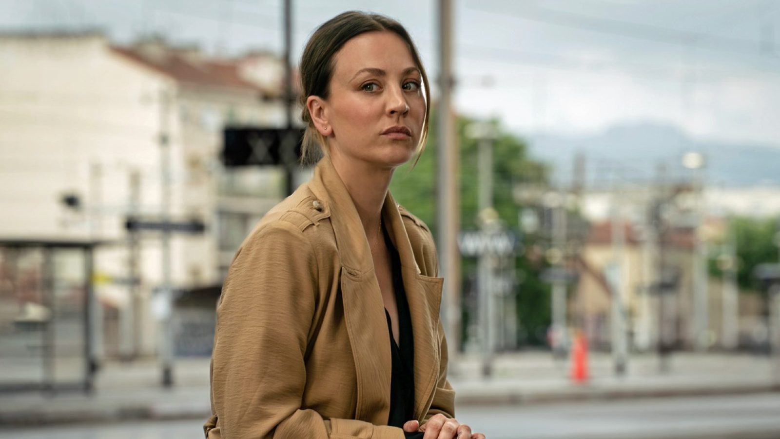 Die Archäologin Alice Monroe (Kaley Cuoco) führt eine aufregende Romanze mit dem charismatischen Tom (Sam Claflin). Auf der Reise nach Südfrankreich verschwindet er plötzlich aus dem fahrenden Zug - doch der örtliche Polizeichef unternimmt nichts. Mit der Hilfe der Journalistin Hélène (Karin Viard) beginnt Alice nach Tom zu suchen, der mit seinem besten Freund Alex (Matthias Schweighöfer) eine Flüchtlingsorganisation betreibt. Je näher Alice dem Verschwundenen kommt, desto schmerzhafter erkennt sie: Tom ist nicht der, für den sie ihn hält! Jede Spur führt tiefer in eine abgründige Welt aus Menschenhandel, Ausbeutung und Gefahren.
© ACG Studios/Fragile Films/MGM+/Bruno Calvo, honorarfrei - Verwendung gemäß der AGB im engen inhaltlichen, redaktionellen Zusammenhang mit genannter Degeto-Sendung und bei Nennung "Bild: ACG Studios/Fragile Films/MGM+/Bruno Calvo" / Weiterer Text über ots und www.presseportal.de/nr/153003 / Die Verwendung dieses Bildes für redaktionelle Zwecke ist unter Beachtung aller mitgeteilten Nutzungsbedingungen zulässig und dann auch honorarfrei. Veröffentlichung ausschließlich mit Bildrechte-Hinweis.