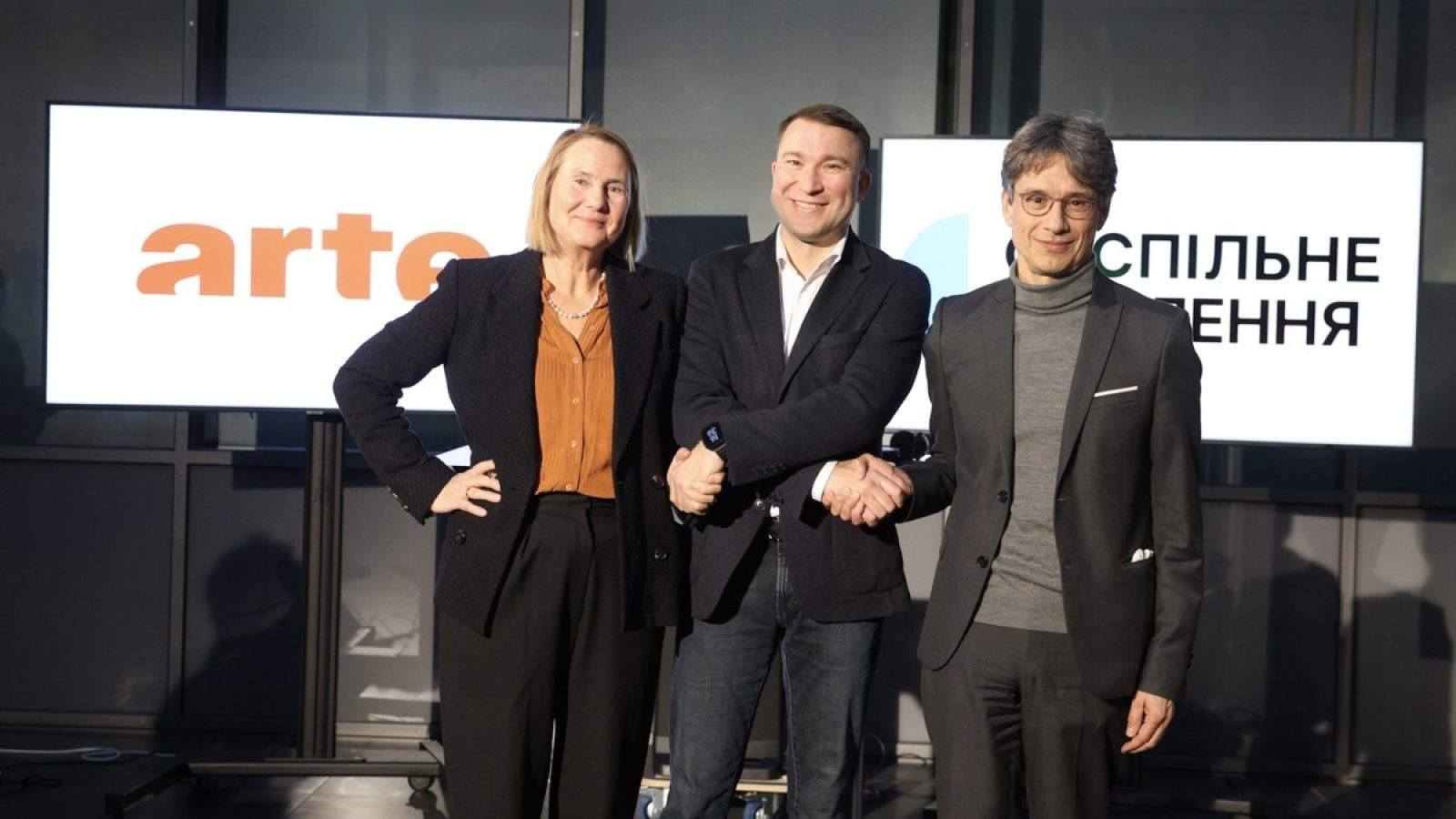 V. l. n. r.:
Heike Hempel, ARTE-Präsidentin, Mykola Chernotytskyi, Vorsitzender des Vorstandes von Suspilne Ukraine (CEO), Bruno Patino, Vizepräsident von ARTE GEIE, Präsident von ARTE France / Weiterer Text über ots und www.presseportal.de/nr/9021 / Die Verwendung dieses Bildes für redaktionelle Zwecke ist unter Beachtung aller mitgeteilten Nutzungsbedingungen zulässig und dann auch honorarfrei. Veröffentlichung ausschließlich mit Bildrechte-Hinweis.
