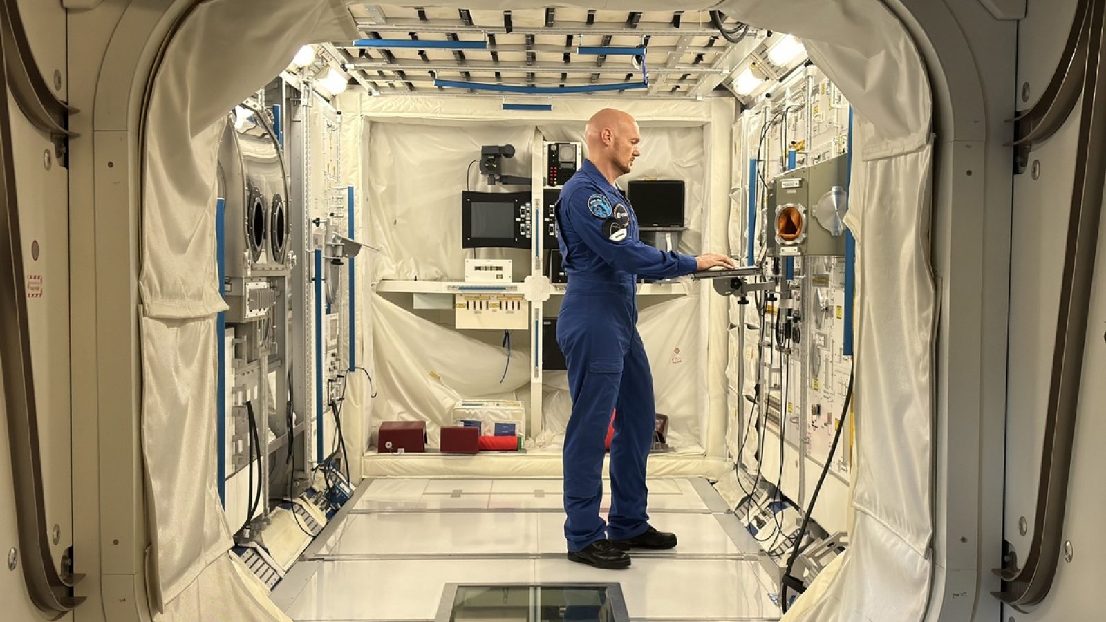 Astronaut Alexander Gerst im Europäischen Astronautenzentrum in Köln. Hier wurde das Columbus-Modul, das Forschungslabor der Internationalen Raumstation, nachgebaut. / Weiterer Text über ots und www.presseportal.de/nr/153003 / Die Verwendung dieses Bildes für redaktionelle Zwecke ist unter Beachtung aller mitgeteilten Nutzungsbedingungen zulässig und dann auch honorarfrei. Veröffentlichung ausschließlich mit Bildrechte-Hinweis.