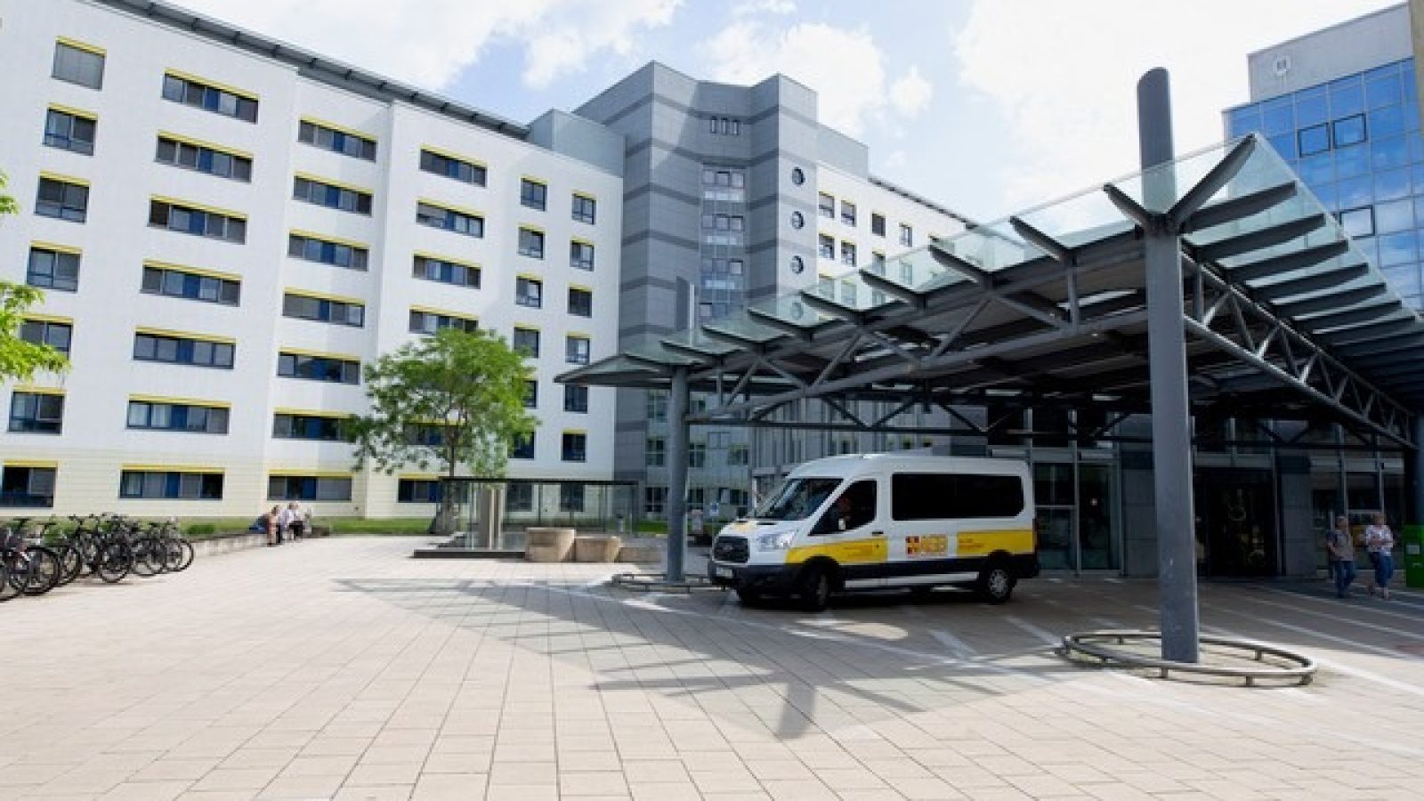 Außenansicht des RHÖN-Klinikum Frankfurt (Oder). (Copyright: RHÖN-KLINIKUM AG) / Weiterer Text über ots und www.presseportal.de/nr/65048 / Die Verwendung dieses Bildes für redaktionelle Zwecke ist unter Beachtung aller mitgeteilten Nutzungsbedingungen zulässig und dann auch honorarfrei. Veröffentlichung ausschließlich mit Bildrechte-Hinweis.