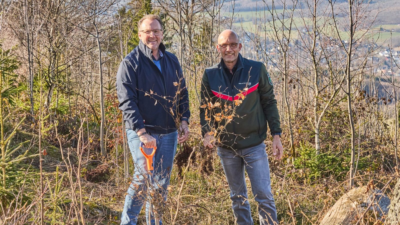 Wolfgang Schötz, Leiter Nachhaltigkeitsmanagement der Krombacher Brauerei (li.) und Matthias Vollpracht, Fachgebietsleiter für den Staatswald von Wald und Holz NRW im Sieger-/Sauerland (re.), pflanzen am Kindelsberg gemeinsam einen Setzling als Zeichen der starken Partnerschaft für mehr Wald. / Weiterer Text über ots und www.presseportal.de/nr/42000 / Die Verwendung dieses Bildes für redaktionelle Zwecke ist unter Beachtung aller mitgeteilten Nutzungsbedingungen zulässig und dann auch honorarfrei. Veröffentlichung ausschließlich mit Bildrechte-Hinweis.