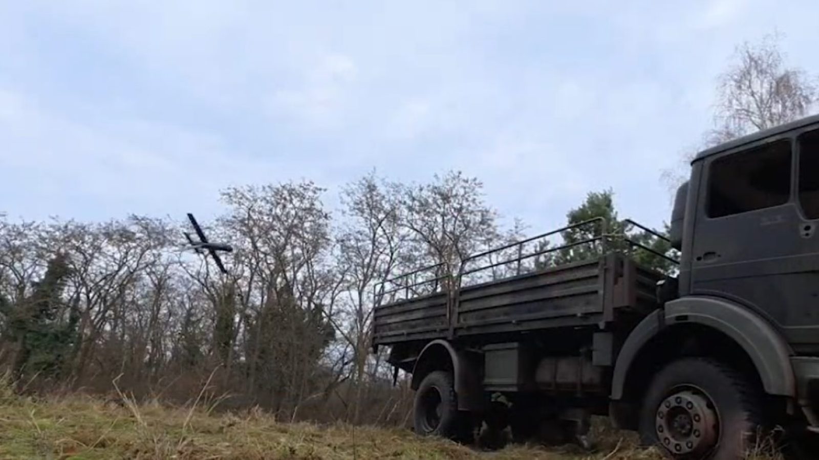 Loitering Munition kurz vor dem Auftreffen auf ein Zielfahrzeug / Weiterer Text über ots und www.presseportal.de/nr/176538 / Die Verwendung dieses Bildes für redaktionelle Zwecke ist unter Beachtung aller mitgeteilten Nutzungsbedingungen zulässig und dann auch honorarfrei. Veröffentlichung ausschließlich mit Bildrechte-Hinweis.