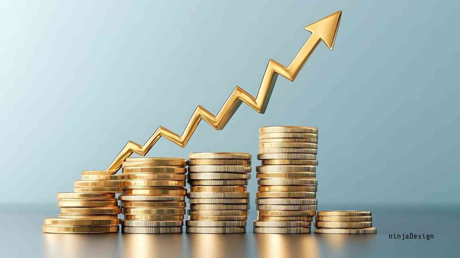 Stapel von Münzen mit einem goldenen Pfeil, der nach oben zeigt, symbolisiert Wachstum und Fortschritt in der Finanzwelt.