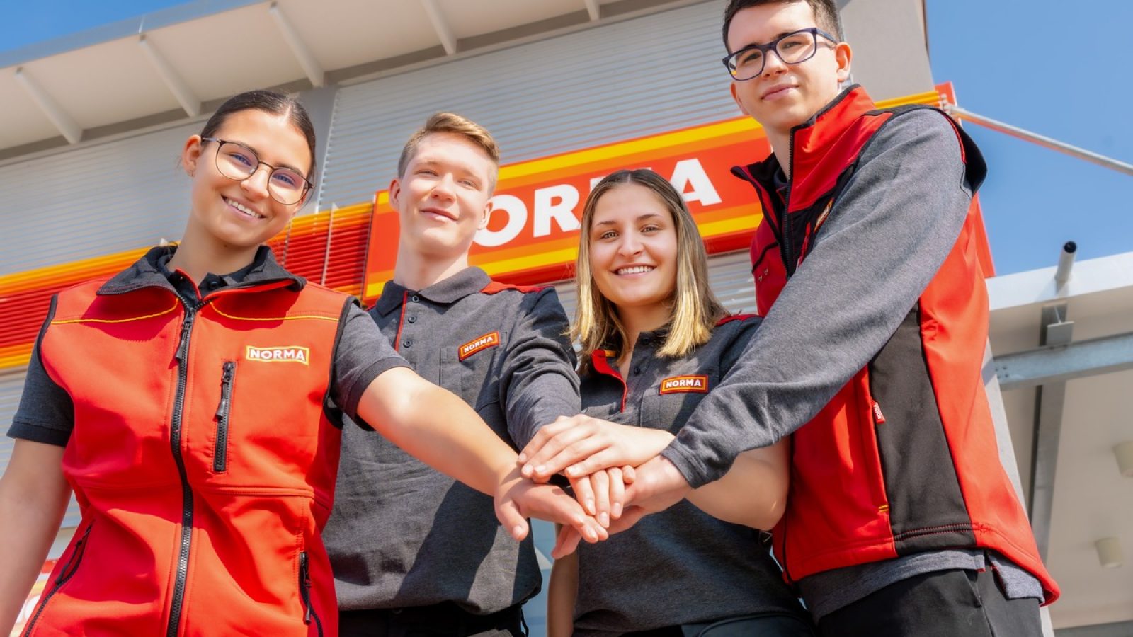 Die Bedeutung der Ausbildung spiegelt sich bei NORMA in der überdurchschnittlichen Vergütung und in der Exzellenz der praxisnahen Nachwuchsförderung wider. Junge Talente erhalten also nicht nur ein hohes Gehalt, sie profitieren nach der Ausbildung auch von hervorragenden Karrierechancen. / Weiterer Text über ots und www.presseportal.de/nr/62097 / Die Verwendung dieses Bildes für redaktionelle Zwecke ist unter Beachtung aller mitgeteilten Nutzungsbedingungen zulässig und dann auch honorarfrei. Veröffentlichung ausschließlich mit Bildrechte-Hinweis.