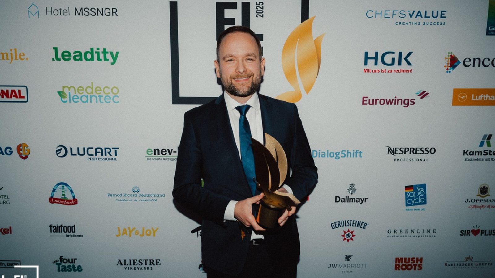 Robin Krielke, Leiter Business Development und Marketing bei Klüh Catering und verantwortlich für den Bereich Produktentwicklung, nimmt den GREEN MONARCH Award 2025 entgegen. / Weiterer Text über ots und www.presseportal.de/nr/31416 / Die Verwendung dieses Bildes für redaktionelle Zwecke ist unter Beachtung aller mitgeteilten Nutzungsbedingungen zulässig und dann auch honorarfrei. Veröffentlichung ausschließlich mit Bildrechte-Hinweis.