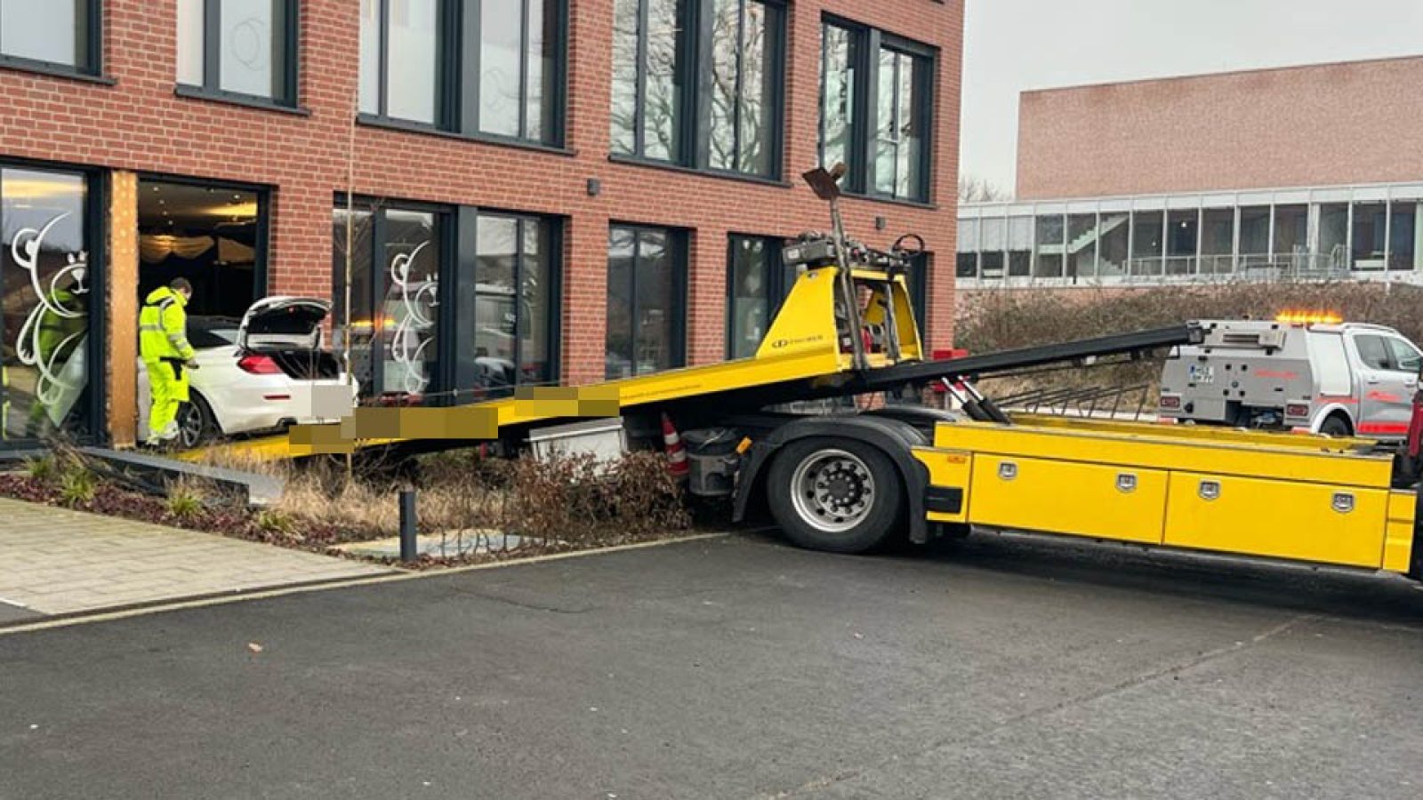Foto: Polizei Münster. Das Foto zeigt die Bergungsarbeiten an der betroffenen Arztpraxis. Veröffentlichung mit dieser Pressemitteilung honorarfrei.