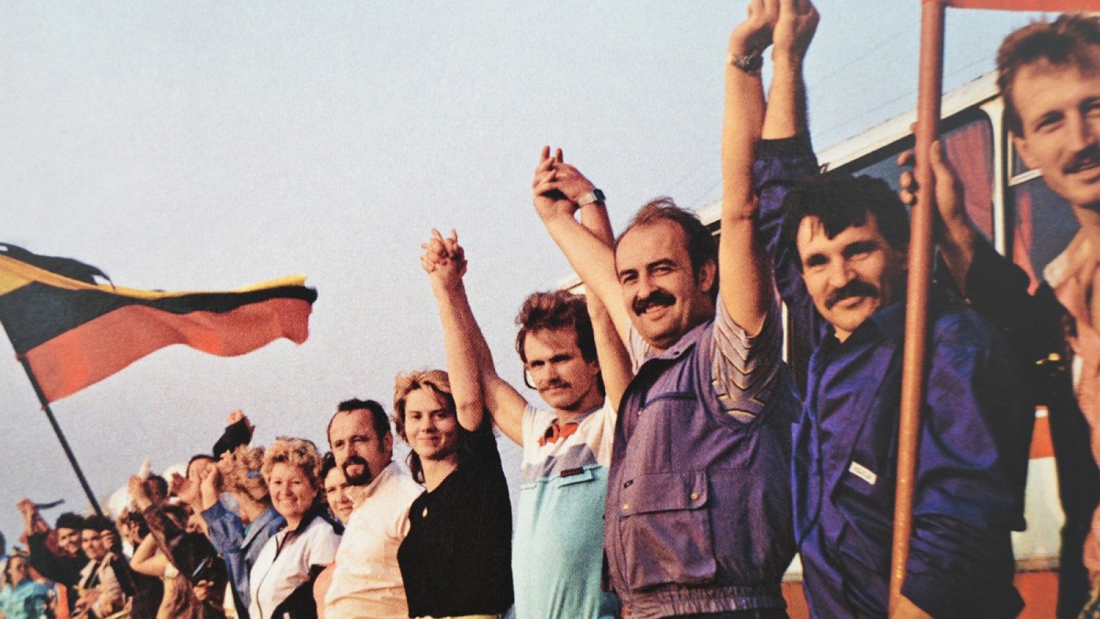 ARD/SWR DER BALTISCHE WEG, am Montag (19.01.26) um 23:50 Uhr im ERSTEN.
Der Wunsch nach Freiheit ist groß: Schon zur Mittagszeit bahnt sich ein Verkehrschaos an, da mehr Menschen an der geplanten Kette teilnehmen wollen, als erwartet.
© SWR/Antanas Stanevicius, honorarfrei - Verwendung gemäß der AGB im engen inhaltlichen, redaktionellen Zusammenhang mit genannter SWR-Sendung und bei Nennung "Bild: SWR/Antanas Stanevicius" (S2+). SWR Presse/Bildkommunikation, Baden-Baden, Tel: 07221/929-23876, foto@swr.de / Weiterer Text über ots und www.presseportal.de/nr/7169 / Die Verwendung dieses Bildes für redaktionelle Zwecke ist unter Beachtung aller mitgeteilten Nutzungsbedingungen zulässig und dann auch honorarfrei. Veröffentlichung ausschließlich mit Bildrechte-Hinweis.