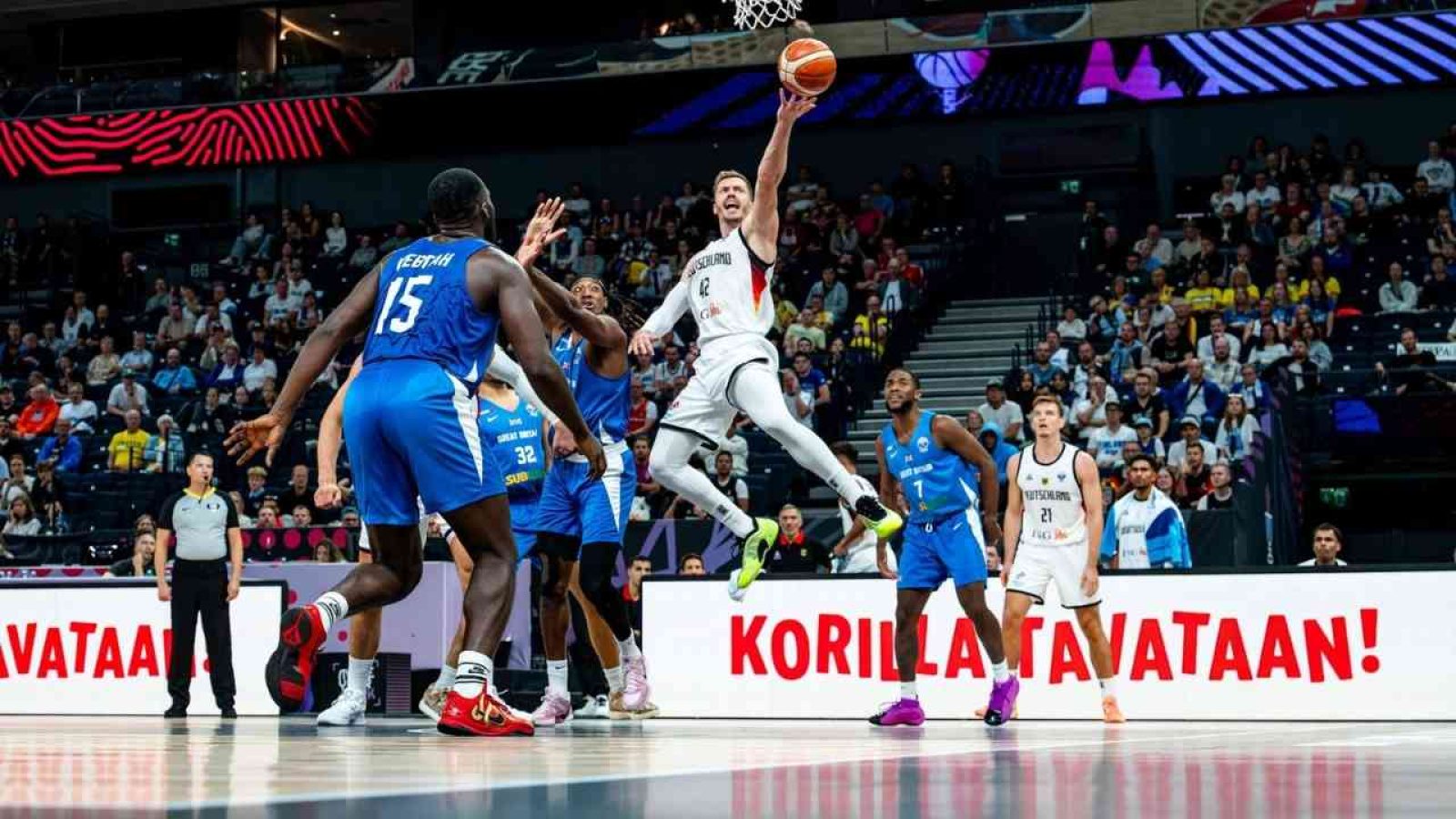 Basketballspieler springt zum Korb während eines Spiels in der Basketball-WM-Qualifikation 2025.