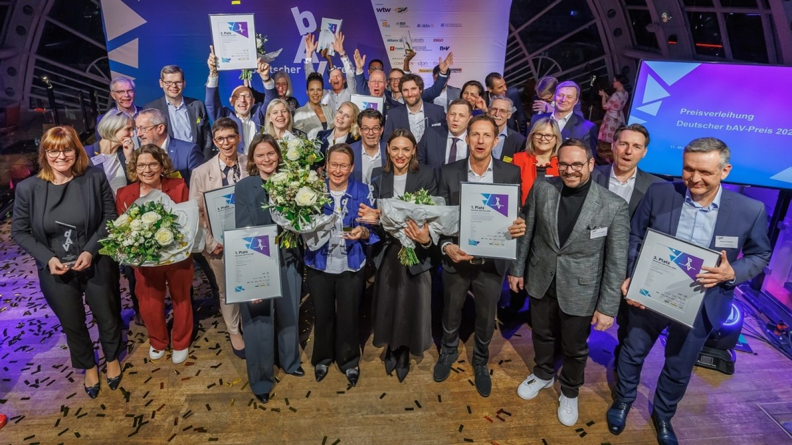 Die Gewinner des Deutschen bAV-Preises 2025 bei der Preisverleihung in Berlin anlässlich des Kongresses "Zukunftsmarkt Altersvorsorge". / Weiterer Text über ots und www.presseportal.de/nr/181619 / Die Verwendung dieses Bildes für redaktionelle Zwecke ist unter Beachtung aller mitgeteilten Nutzungsbedingungen zulässig und dann auch honorarfrei. Veröffentlichung ausschließlich mit Bildrechte-Hinweis.