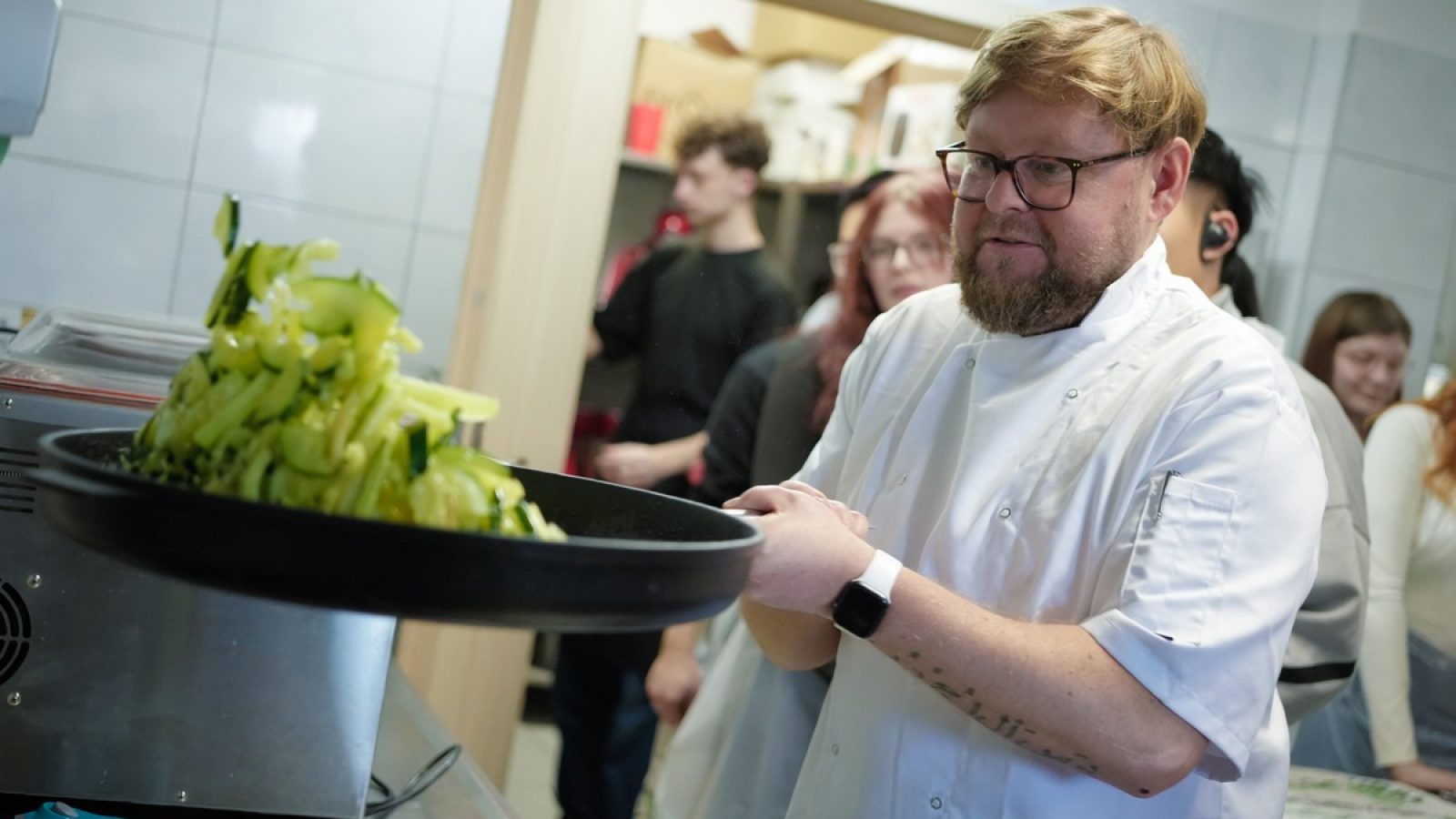 Das Interreg-Projekt "Berufe im Wandel" modernisiert die berufliche Bildung beiderseits der deutsch-polnischen Grenze. Im Workshop "Zero Waste" im Landkreis Nowa Sól lernen polnische und deutsche Auszubildende, Ressourcen effizient einzusetzen und ökologische Verantwortung mit wirtschaftlichem Denken zu verbinden. Im Bild: Tomasz Swierkowski (Chef Diet) / Weiterer Text über ots und www.presseportal.de/nr/181564 / Die Verwendung dieses Bildes für redaktionelle Zwecke ist unter Beachtung aller mitgeteilten Nutzungsbedingungen zulässig und dann auch honorarfrei. Veröffentlichung ausschließlich mit Bildrechte-Hinweis.