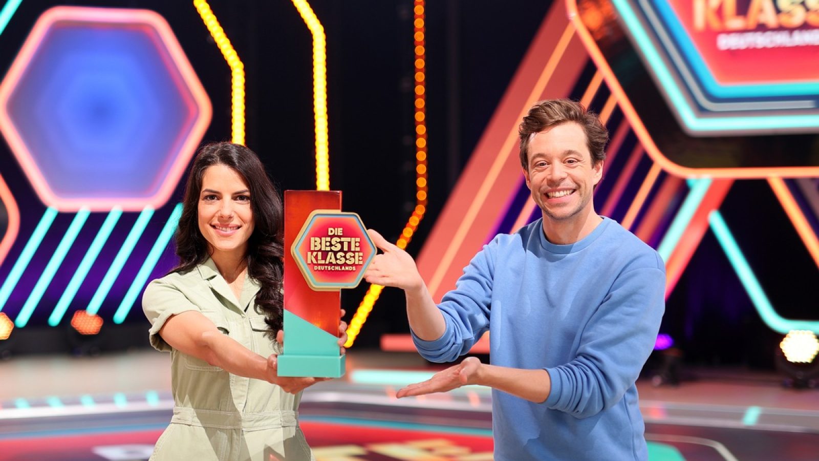 © KiKA/Steffen Becker - Honorarfreie Verwendung gemäß AGB im engen inhaltlichen redaktionellen Zusammenhang mit genannter Sendung bei Nennung "Bild: KiKA/Steffen Becker" einschließlich Social Media
Einschließlich Social Media© KiKA/Steffen Becker - Honorarfreie Verwendung gemäß AGB im engen inhaltlichen redaktionellen Zusammenhang mit genannter Sendung bei Nennung "Bild: KiKA/Steffen Becker" einschließlich Social Media
Einschließlich Social Media / Weiterer Text über ots und www.presseportal.de/nr/6535 / Die Verwendung dieses Bildes für redaktionelle Zwecke ist unter Beachtung aller mitgeteilten Nutzungsbedingungen zulässig und dann auch honorarfrei. Veröffentlichung ausschließlich mit Bildrechte-Hinweis.