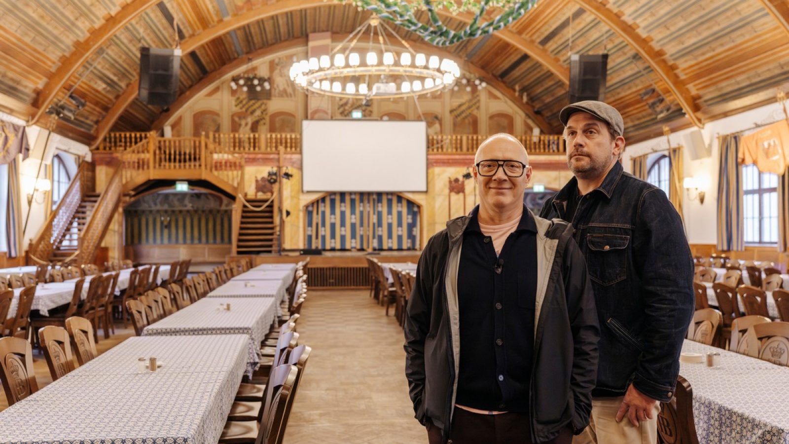 Simon Schwarz (l.) und Sebastian Bezzel besuchen das Münchner Hofbräuhaus in der 8. Staffel von "Bezzel & Schwarz - Die Grenzgänger". © BR / Marco Nagel. Frei zur Verwendung gemäß AGB im engen inhaltlichen, redaktionellen Zusammenhang mit der Sendung "Bezzel & Schwarz - Die Grenzgänger" und bei Nennung der Bildrechte: BR / Marco Nagel / Weiterer Text über ots und https://www.presseportal.de/nr/7560. / Weitere Bilder auf www.br-foto.de sowie per Mail an bildmanagement@br.de. / Weiterer Text über ots und www.presseportal.de/nr/7560 / Die Verwendung dieses Bildes für redaktionelle Zwecke ist unter Beachtung aller mitgeteilten Nutzungsbedingungen zulässig und dann auch honorarfrei. Veröffentlichung ausschließlich mit Bildrechte-Hinweis.