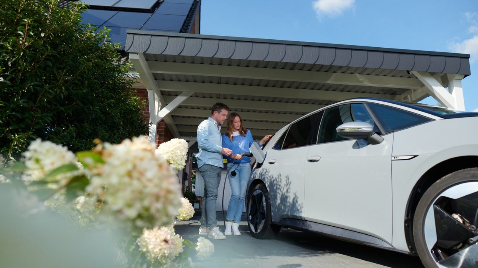 Durch das bidirektionale Laden könnten Elektroautos für die Energiewende künftig eine Doppelfunktion übernehmen - als emissionsfreies Fortbewegungsmittel und zugleich flexible Stromspeicher. / Weiterer Text über ots und www.presseportal.de/nr/109984 / Die Verwendung dieses Bildes für redaktionelle Zwecke ist unter Beachtung aller mitgeteilten Nutzungsbedingungen zulässig und dann auch honorarfrei. Veröffentlichung ausschließlich mit Bildrechte-Hinweis.