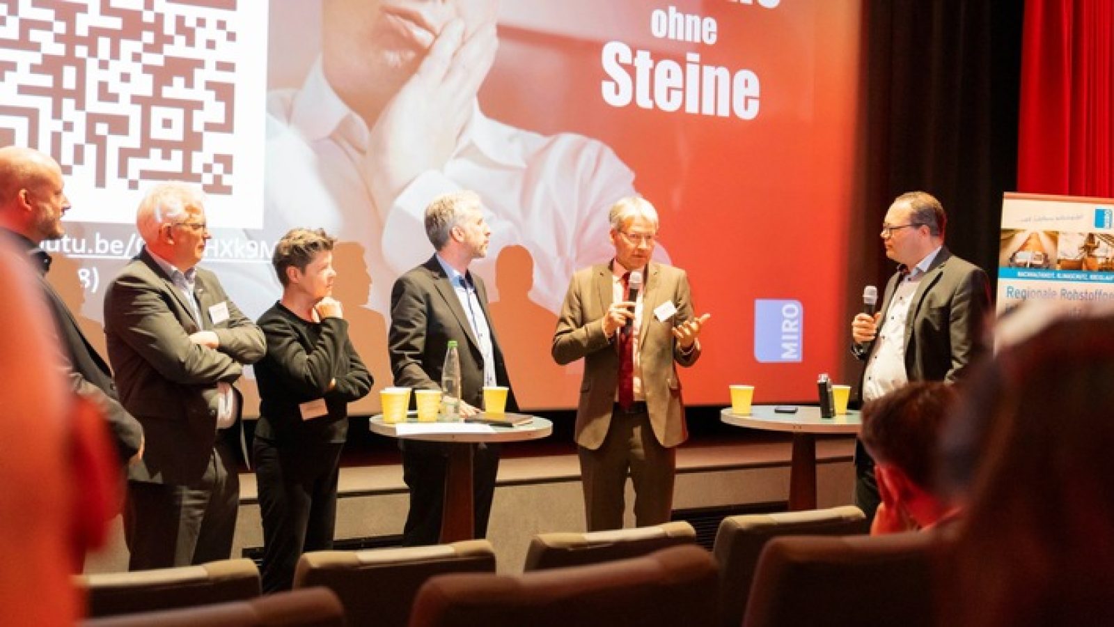 Diskussion nach Premiere des neuen Films "Was nützen Scheine ohne Scheine" mit MIRO-Präsident Christian Strunk (2.v.r.) und dem Tübinger Oberbürgermeister und Bürokratiekritiker Boris Palmer (3.v.r.). / Weiterer Text über ots und www.presseportal.de/nr/132993 / Die Verwendung dieses Bildes für redaktionelle Zwecke ist unter Beachtung aller mitgeteilten Nutzungsbedingungen zulässig und dann auch honorarfrei. Veröffentlichung ausschließlich mit Bildrechte-Hinweis.