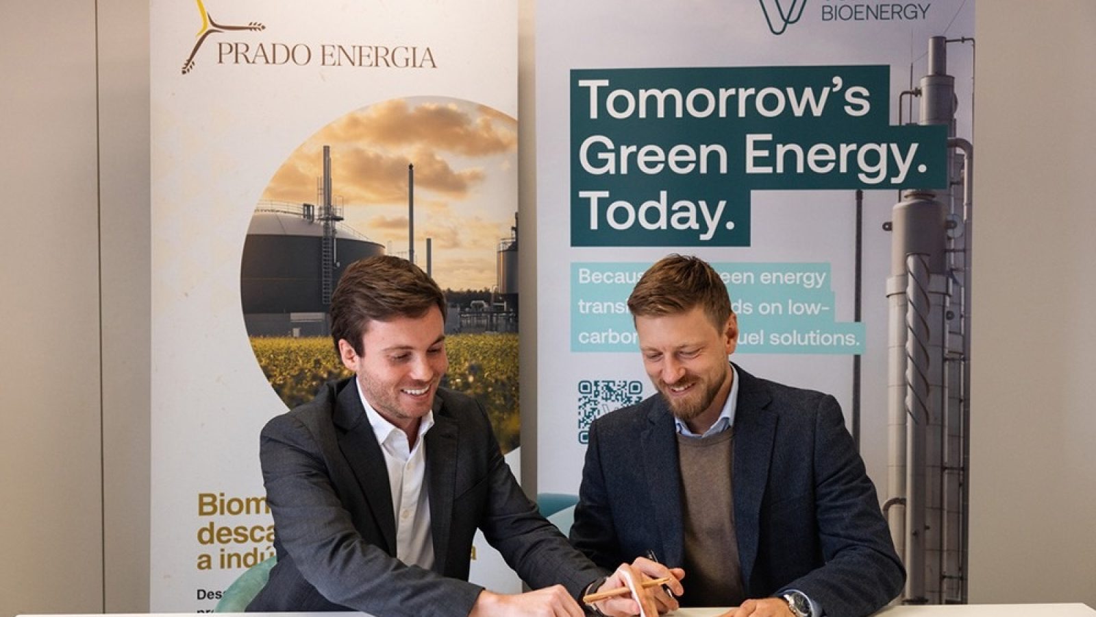 Bei der Unterzeichnung der Partnerschaft: António Farracho (CEO Prado Energia), links und Benedikt Dollinger (Country Manager Spanien und Portugal, VORN Bioenergy, rechts. / Weiterer Text über ots und www.presseportal.de/nr/172217 / Die Verwendung dieses Bildes für redaktionelle Zwecke ist unter Beachtung aller mitgeteilten Nutzungsbedingungen zulässig und dann auch honorarfrei. Veröffentlichung ausschließlich mit Bildrechte-Hinweis.