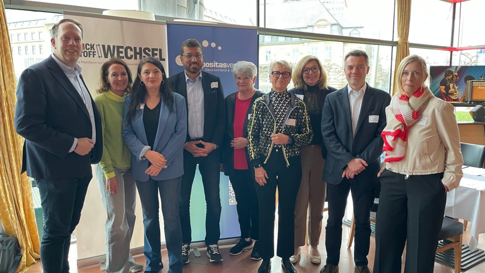 Teilnehmende des "Blickwechsel Stoffwechsel" in Düsseldorf. Von links nach rechts: Marco Schmitz (MdL), Prof. Dr. Dr. Christine Joisten, Meral Thoms (MdL), Serdar Yüksel (MdB), Christel Moll, Karin Hendrysiak, Helena Kühnemund, René Podehl, Monika Dapper. / Weiterer Text über ots und www.presseportal.de/nr/19840 / Die Verwendung dieses Bildes für redaktionelle Zwecke ist unter Beachtung aller mitgeteilten Nutzungsbedingungen zulässig und dann auch honorarfrei. Veröffentlichung ausschließlich mit Bildrechte-Hinweis.