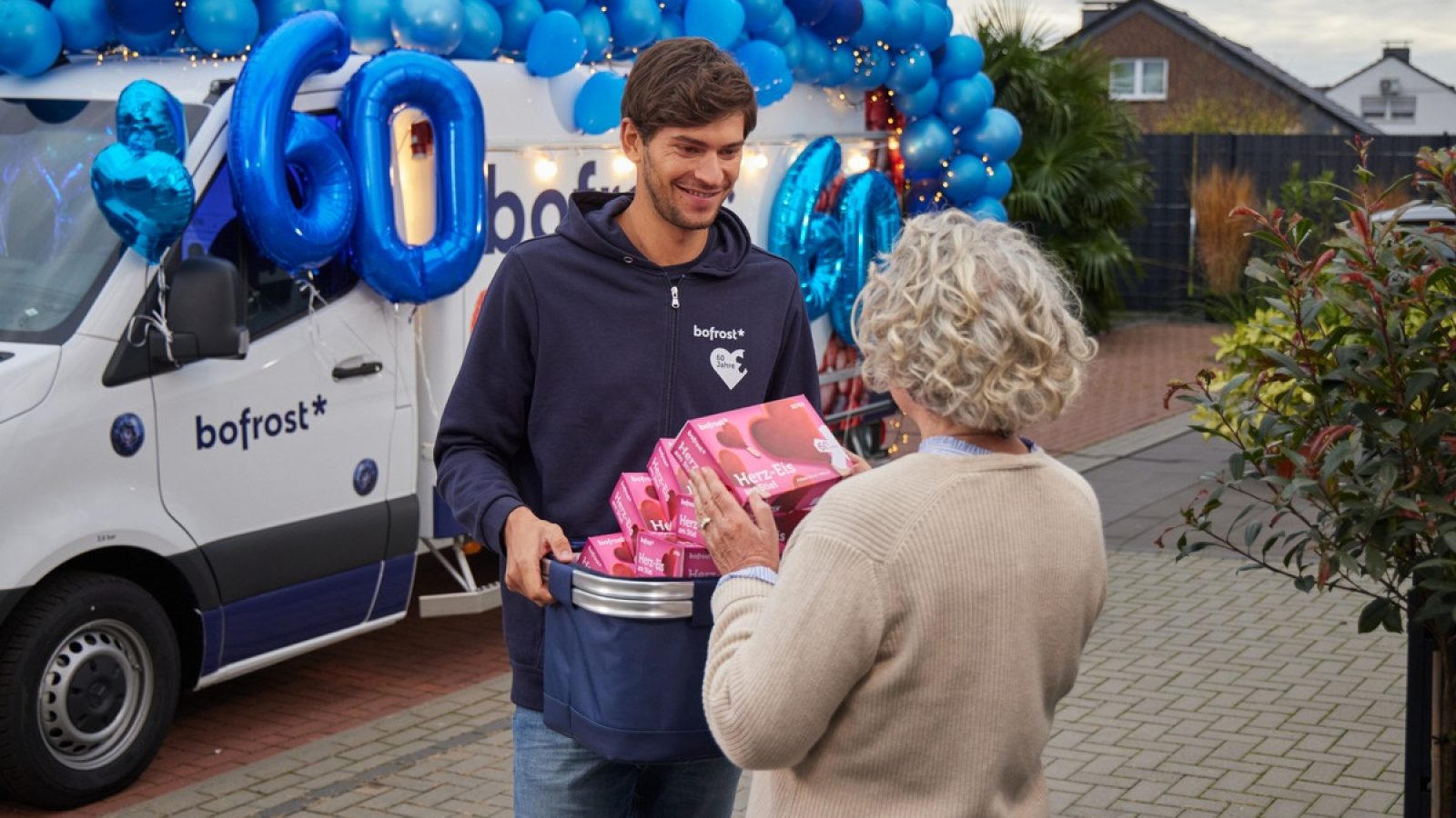 Seit 60 Jahren begeistert bofrost* seine Kundinnen und Kunden persönlich und direkt. / Weiterer Text über ots und www.presseportal.de/nr/21386 / Die Verwendung dieses Bildes für redaktionelle Zwecke ist unter Beachtung aller mitgeteilten Nutzungsbedingungen zulässig und dann auch honorarfrei. Veröffentlichung ausschließlich mit Bildrechte-Hinweis.