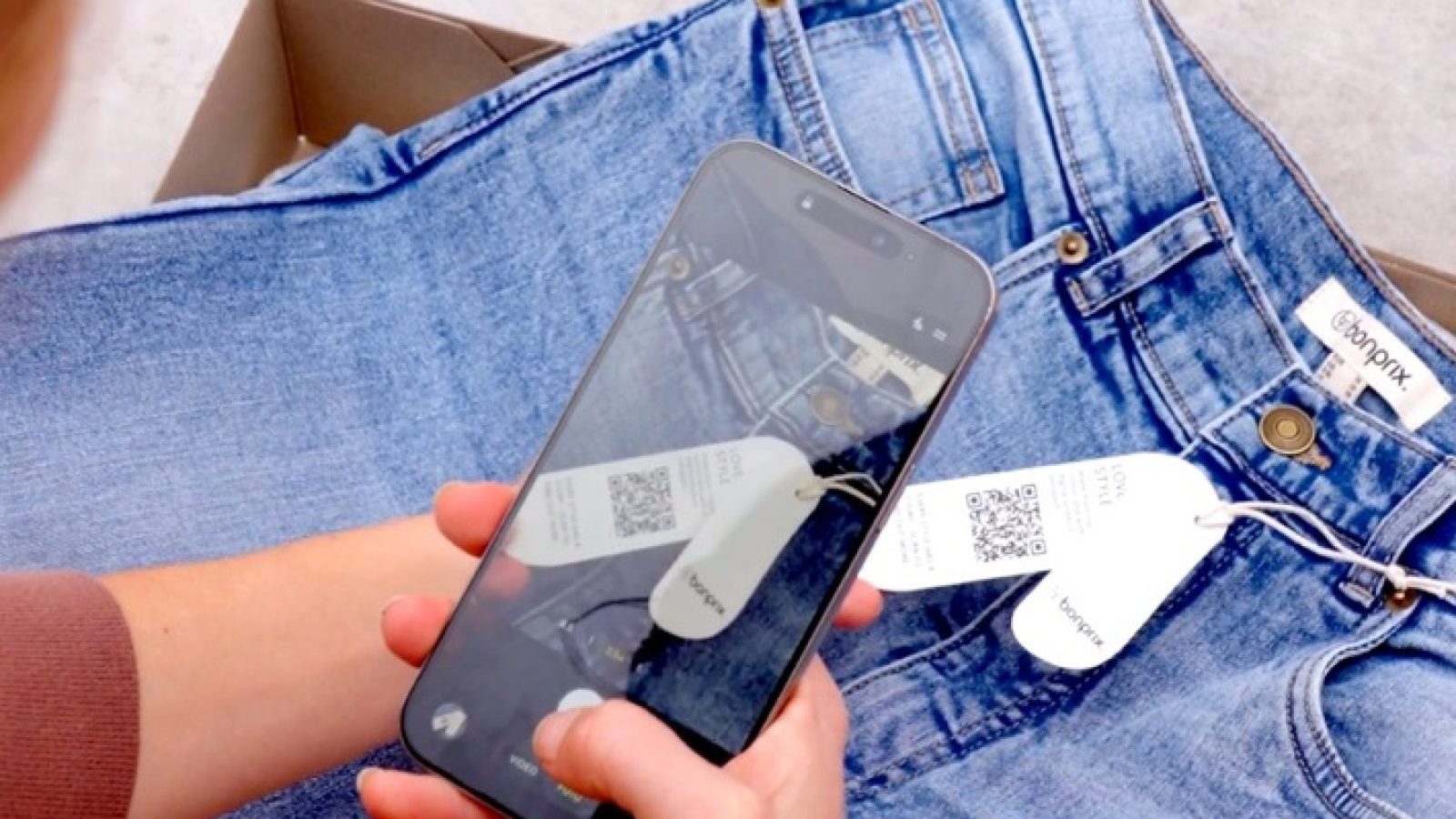 Digitaler Produktpass mit neuen Funktionen: bonprix bereitet sich frühzeitig auf Ökodesign Verordnung vor / Weiterer Text über ots und www.presseportal.de/nr/59646 / Die Verwendung dieses Bildes für redaktionelle Zwecke ist unter Beachtung aller mitgeteilten Nutzungsbedingungen zulässig und dann auch honorarfrei. Veröffentlichung ausschließlich mit Bildrechte-Hinweis.