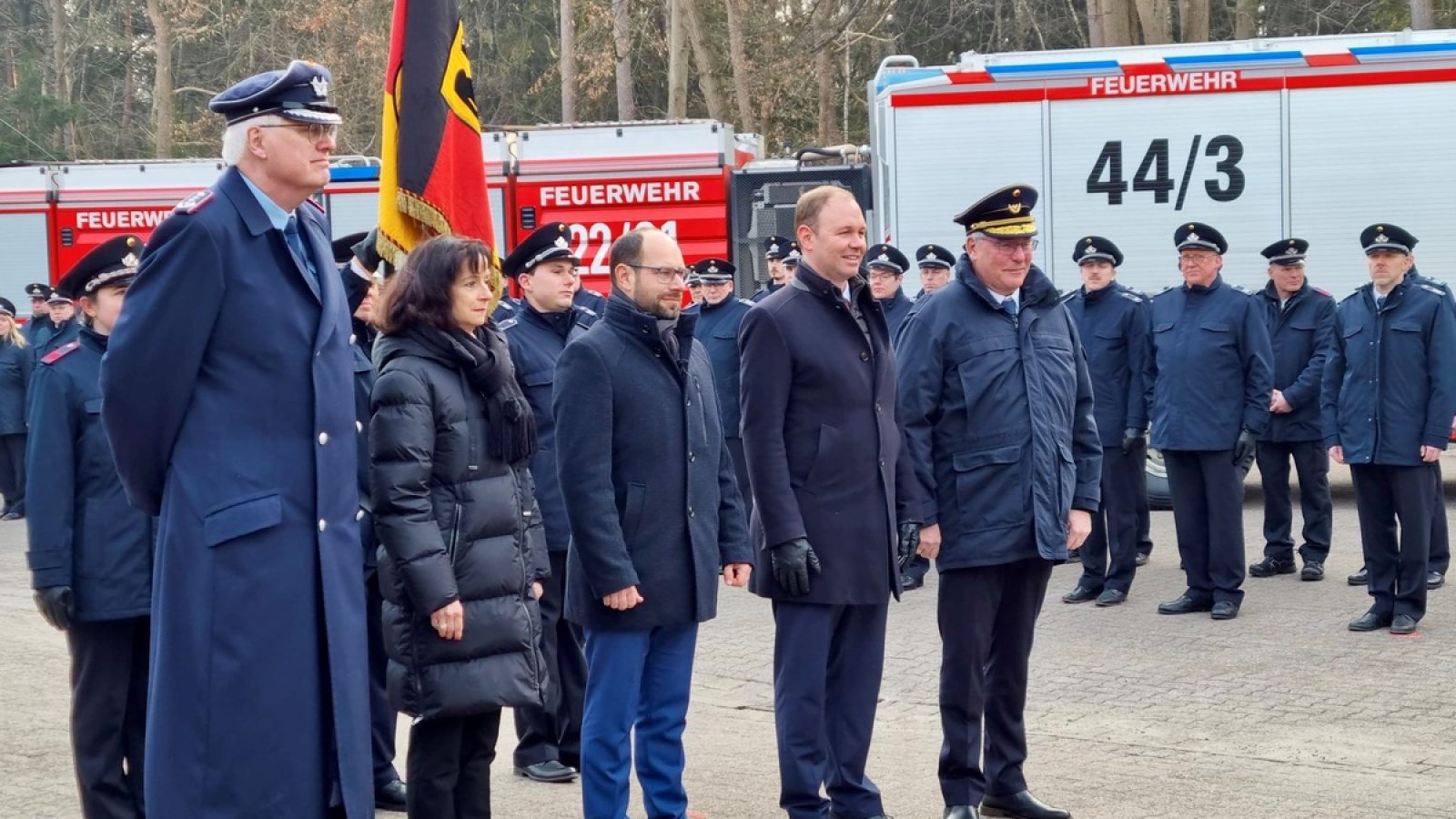 v.l.n.r.: Referatsleiter A IV 6 BMVg, Oberst i.G. Georg von Harling, Vizepräsidentin BAIUDBw, Marit Lind, Direktor Brandschutzamt, Mirko Temmler, Staatssekretär im BMVg Nils Hilmer, Präsident des Deutschen Feuerwehrverbandes, Karl-Heinz Banse / Weiterer Text über ots und www.presseportal.de/nr/128453 / Die Verwendung dieses Bildes für redaktionelle Zwecke ist unter Beachtung aller mitgeteilten Nutzungsbedingungen zulässig und dann auch honorarfrei. Veröffentlichung ausschließlich mit Bildrechte-Hinweis.