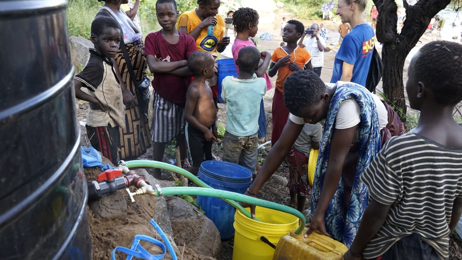 Endlich sauberes Trinkwasser: Schon kurz nach Eröffnung der neuen Wasserstelle in Nhansosa ist der Andrang groß / Weiterer Text über ots und www.presseportal.de/nr/6532 / Die Verwendung dieses Bildes für redaktionelle Zwecke ist unter Beachtung aller mitgeteilten Nutzungsbedingungen zulässig und dann auch honorarfrei. Veröffentlichung ausschließlich mit Bildrechte-Hinweis.