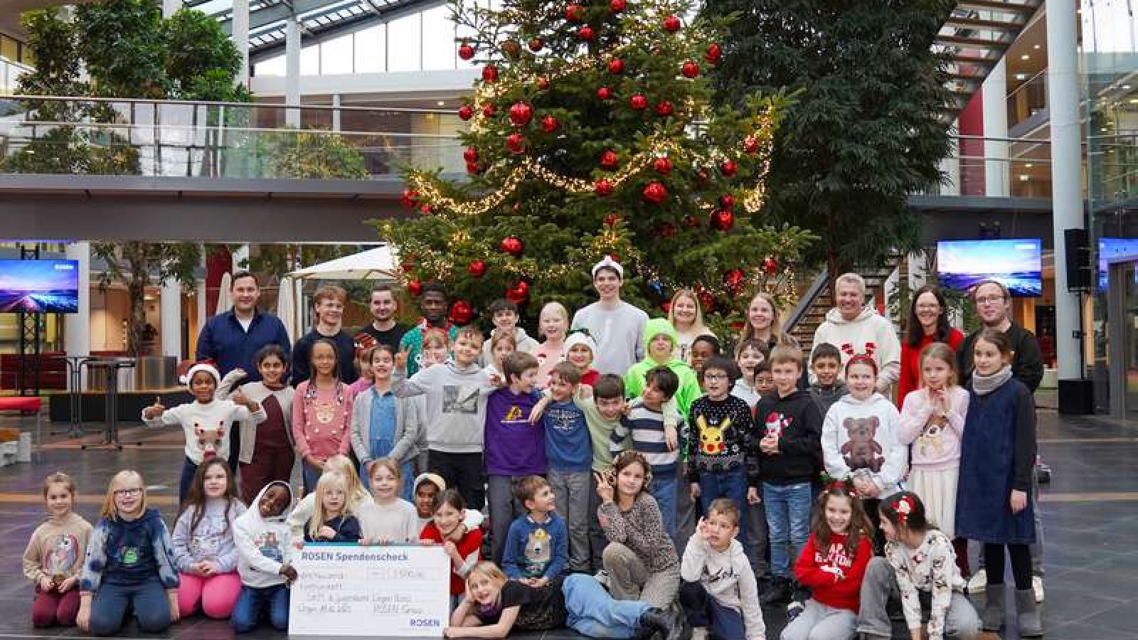 christmas-donation-handover-trainees-and-pupils-rosen-group