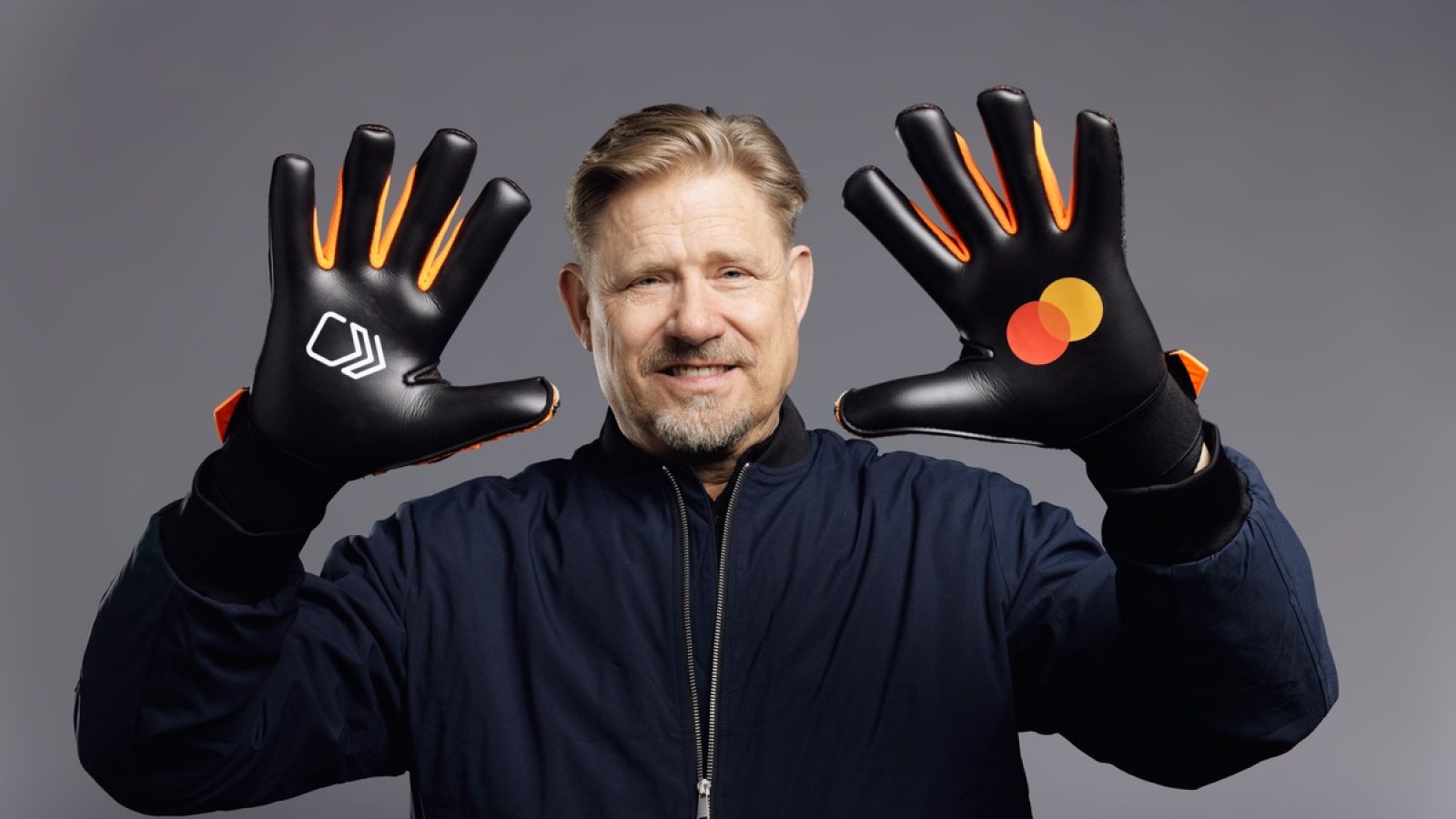 Peter Schmeichel, Manchester-United-Torwartlegende und ehemaliger dänischer Profifußballer, arbeitet mit Mastercard zusammen, um die Vorteile von Click to Pay zu verdeutlichen. / Weiterer Text über ots und www.presseportal.de/nr/113997 / Die Verwendung dieses Bildes für redaktionelle Zwecke ist unter Beachtung aller mitgeteilten Nutzungsbedingungen zulässig und dann auch honorarfrei. Veröffentlichung ausschließlich mit Bildrechte-Hinweis.