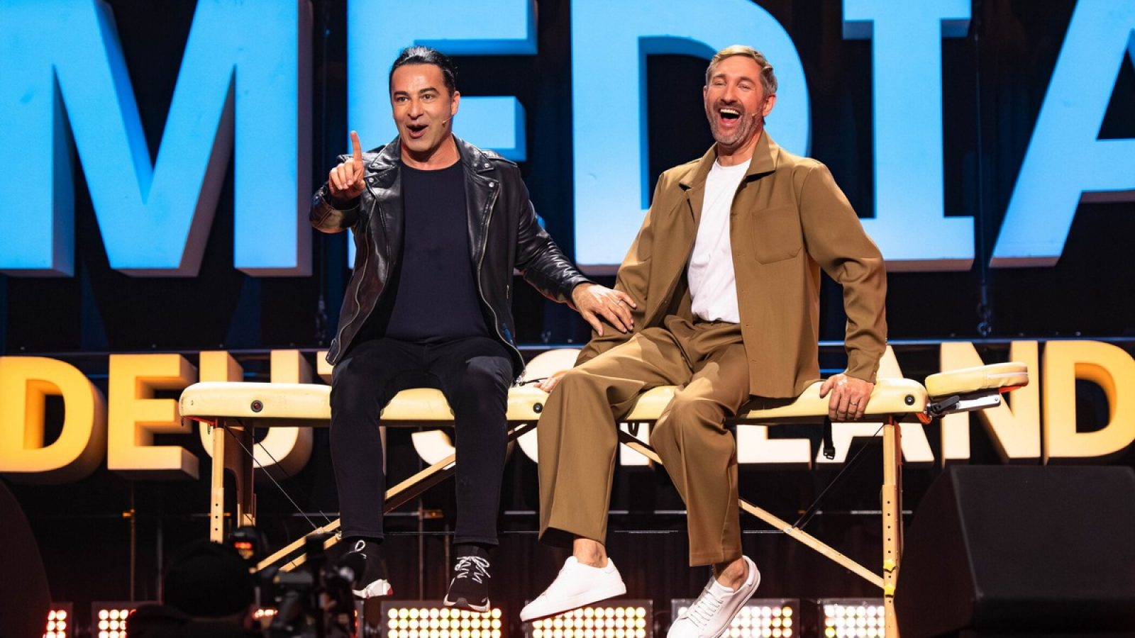 Titel: Die besten Comedians Deutschlands;
Staffel: 4;
Person: Bülent Ceylan; Daniel Boschmann;
Copyright: Joyn/Brainpool/Steffen Z. Wolff;
Fotograf: Steffen Z Wolff;
Bildredakteur: Raphael Erdle;
Dateiname: 3303526.jpg;
Rechtehinweis: Dieses Bild darf honorarfrei für redaktionelle Zwecke und nur im Rahmen der Programmankündigung verwendet werden. Andere Veröffentlichungen sind nur nach Rücksprache und ausdrücklicher Genehmigung der Seven.One Entertainment Group GmbH möglich. Nicht für EPG! Verwendung nur mit vollständigem Copyrightvermerk. Das Foto darf nicht verändert, bearbeitet und nur im Ganzen verwendet werden. Es darf nicht archiviert werden. Es darf nicht an Dritte weitergeleitet werden. Aneinanderreihung/Zusammenlegung/Kopplung von Bildern zum Zweck der Erstellung von Slide-Shows o.ä. nicht gestattet; Verbindung/Einfügen/Anfügen von Werbung nicht gestattet. Das Bild kann KI generierte Elemente enthalten.
Bei Fragen: foto@seven.one
Voraussetzung für die Verwendung dieser Programmdaten ist die Zustimmung zu den Allgemeinen Geschäftsbedingungen der Presselounges der Sender der Seven.One Entertainment Group GmbH. / Weiterer Text über ots und www.presseportal.de/nr/6708 / Die Verwendung dieses Bildes für redaktionelle Zwecke ist unter Beachtung aller mitgeteilten Nutzungsbedingungen zulässig und dann auch honorarfrei. Veröffentlichung ausschließlich mit Bildrechte-Hinweis.