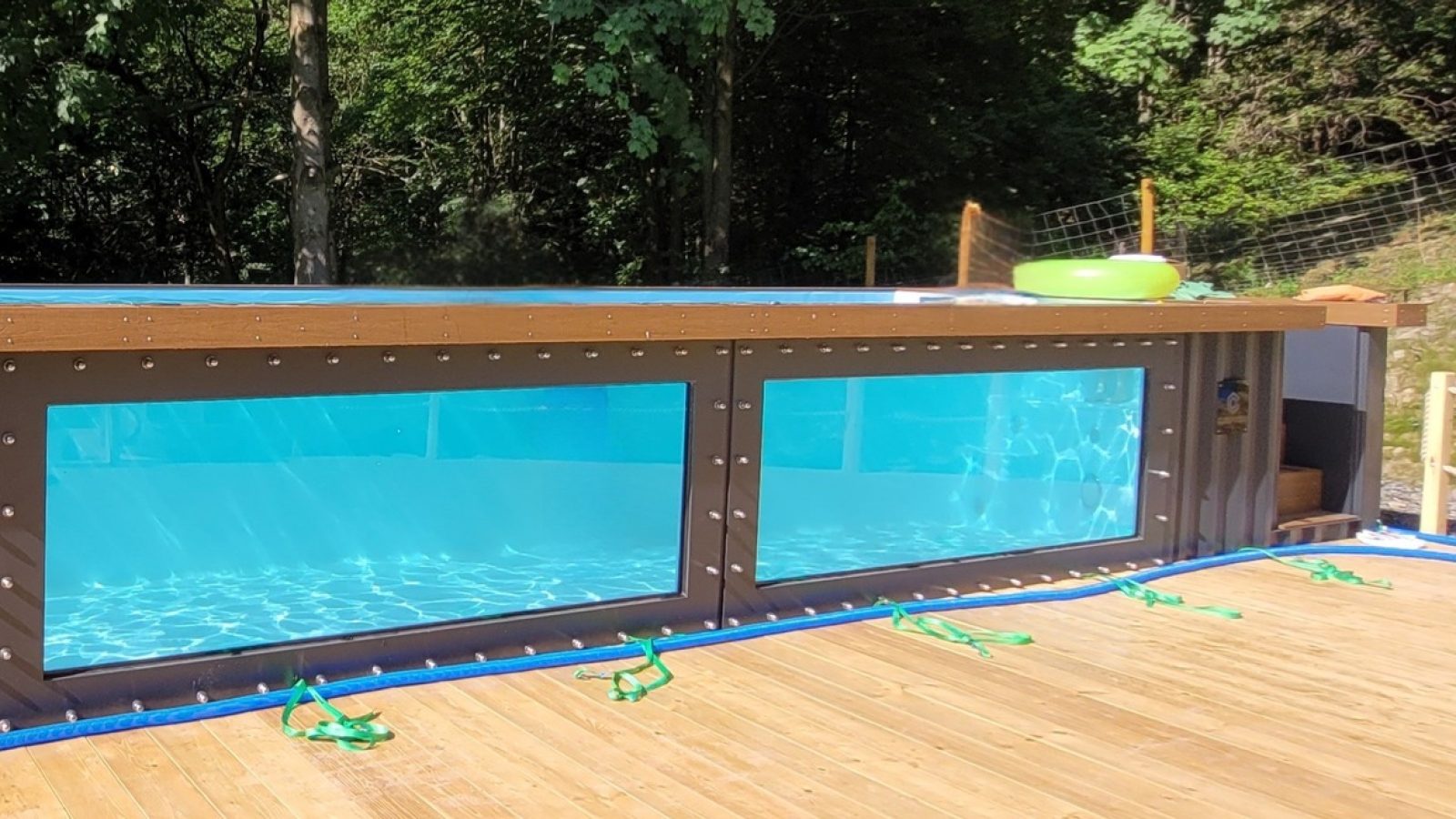 Nachhaltiger Containerpool von Cubepools mit Verglasung / Weiterer Text über ots und www.presseportal.de/nr/182031 / Die Verwendung dieses Bildes für redaktionelle Zwecke ist unter Beachtung aller mitgeteilten Nutzungsbedingungen zulässig und dann auch honorarfrei. Veröffentlichung ausschließlich mit Bildrechte-Hinweis.