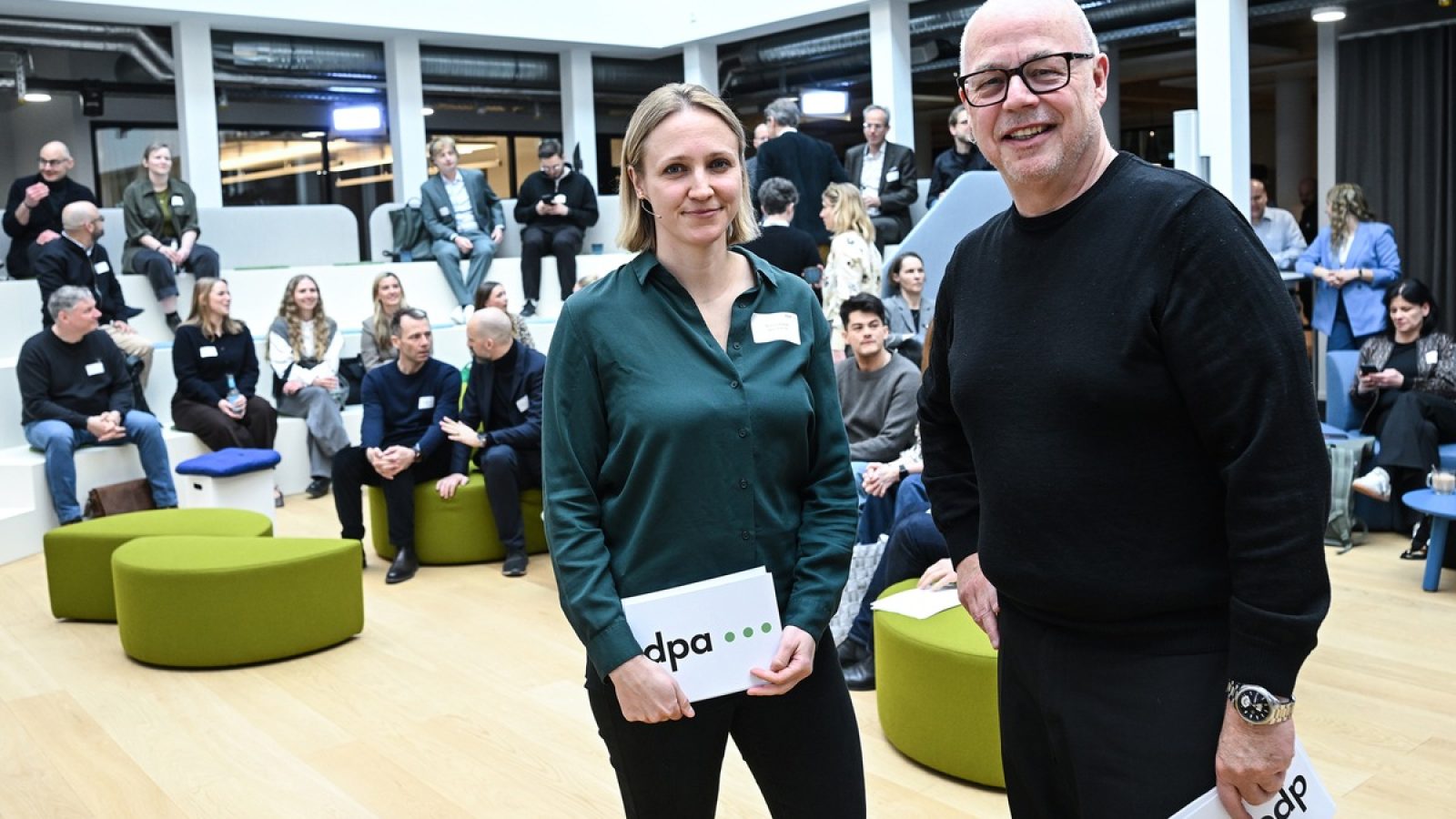 Die Deutsche Presse-Agentur startet das Programm "dpa Creator x News, supported by Google" zur Zusammenarbeit von Redaktionen und digitalen News-Creator. Im Bild: Teresa Dapp (Geschäftsführerin dpa-infocom) und Sven Gösmann (Chefredakteur der dpa). / Weiterer Text über ots und www.presseportal.de/nr/8218 / Die Verwendung dieses Bildes für redaktionelle Zwecke ist unter Beachtung aller mitgeteilten Nutzungsbedingungen zulässig und dann auch honorarfrei. Veröffentlichung ausschließlich mit Bildrechte-Hinweis.