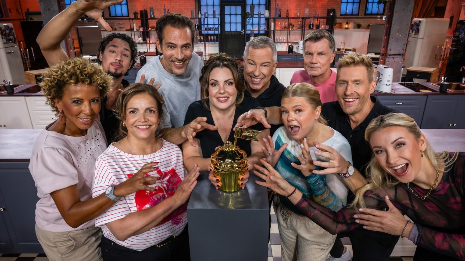 Titel: Das große Promibacken;
Staffel: 10;
Person: Arabella Kiesbauer; René Casselly; Rebecca Immanuel; Alexander Mazza; Paula Lambert; Thomas Hermanns; Anne-Sophie Briest; Thomas Helmer; Maximilian Arland; Anna-Carina Woitschack;
Copyright: Joyn/Claudius Pflug;
Fotograf: Claudius Pflug;
Bildredakteur: Elisa Taupert;
Dateiname: 3317389.jpg;
Rechtehinweis: Dieses Bild darf honorarfrei für redaktionelle Zwecke und nur im Rahmen der Programmankündigung verwendet werden. Andere Veröffentlichungen sind nur nach Rücksprache und ausdrücklicher Genehmigung der Seven.One Entertainment Group GmbH möglich. Nicht für EPG! Verwendung nur mit vollständigem Copyrightvermerk. Das Foto darf nicht verändert, bearbeitet und nur im Ganzen verwendet werden. Es darf nicht archiviert werden. Es darf nicht an Dritte weitergeleitet werden. Aneinanderreihung/Zusammenlegung/Kopplung von Bildern zum Zweck der Erstellung von Slide-Shows o.ä. nicht gestattet; Verbindung/Einfügen/Anfügen von Werbung nicht gestattet. Das Bild kann KI generierte Elemente enthalten.
Bei Fragen: foto@seven.one
Voraussetzung für die Verwendung dieser Programmdaten ist die Zustimmung zu den Allgemeinen Geschäftsbedingungen der Presselounges der Sender der Seven.One Entertainment Group GmbH. / Weiterer Text über ots und www.presseportal.de/nr/6708 / Die Verwendung dieses Bildes für redaktionelle Zwecke ist unter Beachtung aller mitgeteilten Nutzungsbedingungen zulässig und dann auch honorarfrei. Veröffentlichung ausschließlich mit Bildrechte-Hinweis.