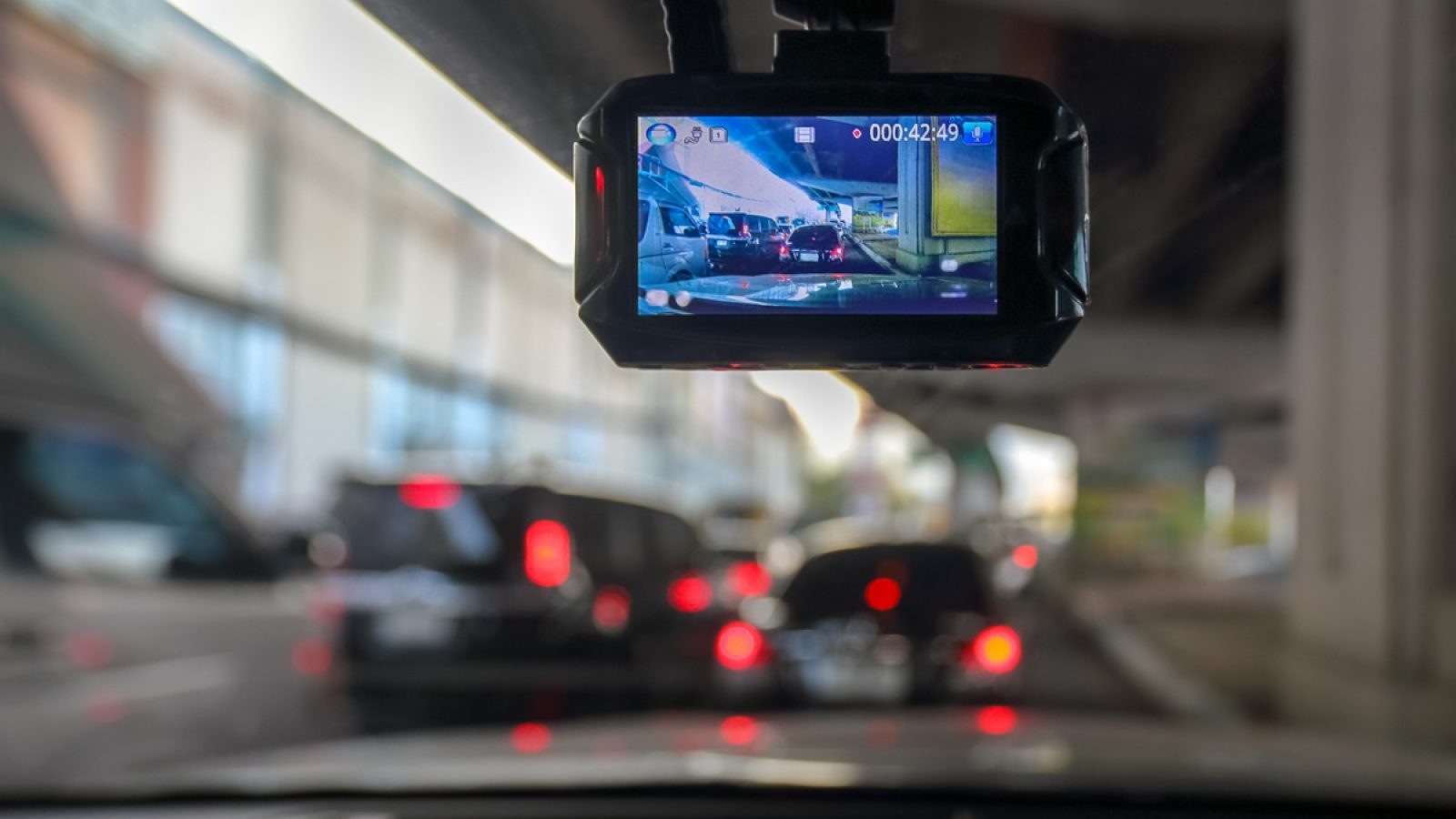 Eine Dashcam im Auto hält das Verkehrsgeschehen fest. / Weiterer Text über ots und www.presseportal.de/nr/116025 / Die Verwendung dieses Bildes für redaktionelle Zwecke ist unter Beachtung aller mitgeteilten Nutzungsbedingungen zulässig und dann auch honorarfrei. Veröffentlichung ausschließlich mit Bildrechte-Hinweis.