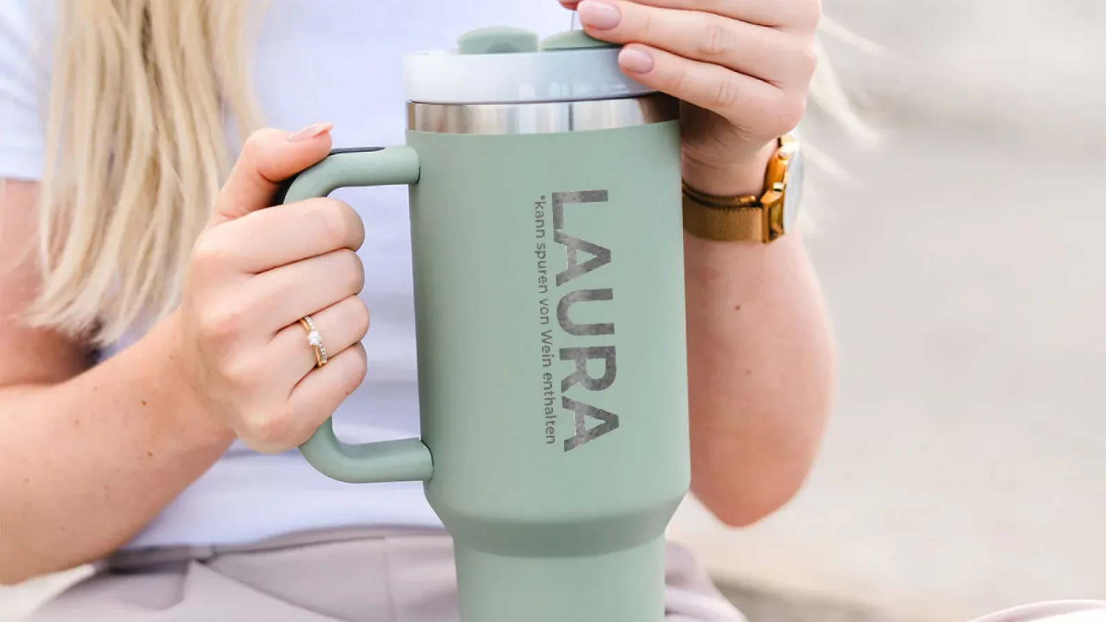 Personalisierbarer Trinkbecher mit Strohhalm und Text