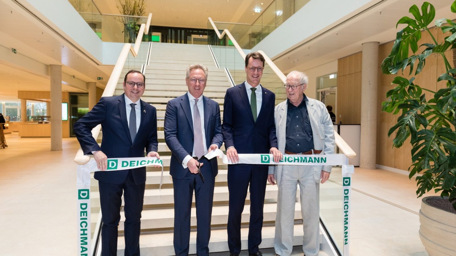 Essens Oberbürgermeister Thomas Kufen, Heinrich Deichmann, Nordrhein-Westfalens Ministerpräsident Hendrik Wüst und Architekt Volkwin Marg (v. l. n .r.) bei der feierlichen Eröffnung. Fotohinweis DEICHMANN SE, Rüdiger Fessel / Weiterer Text über ots und www.presseportal.de/nr/56381 / Die Verwendung dieses Bildes für redaktionelle Zwecke ist unter Beachtung aller mitgeteilten Nutzungsbedingungen zulässig und dann auch honorarfrei. Veröffentlichung ausschließlich mit Bildrechte-Hinweis.
