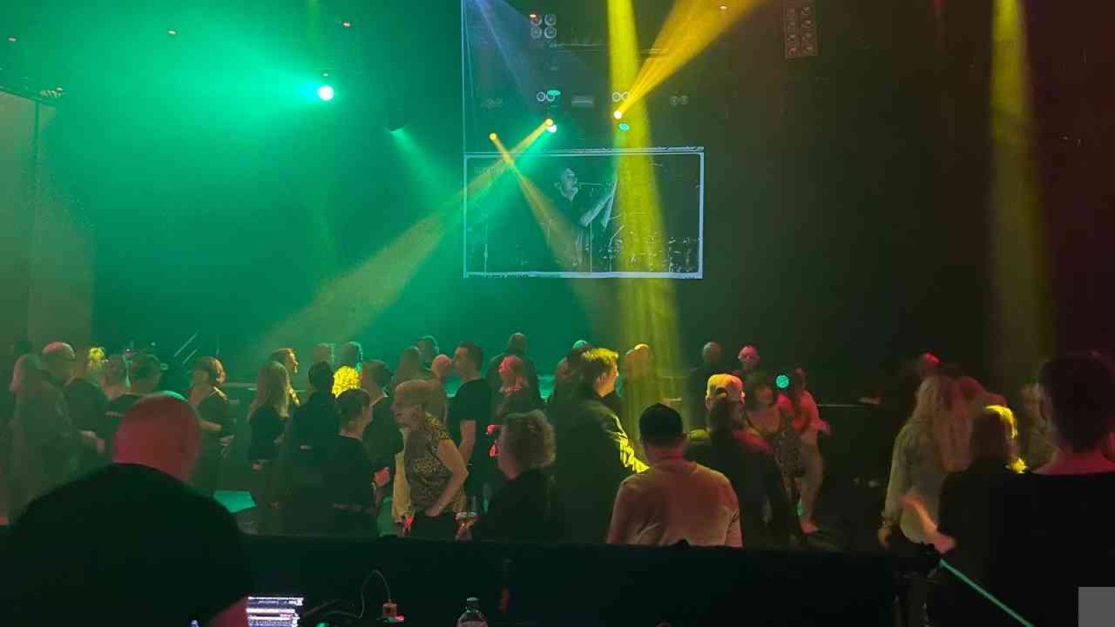 Gäste tanzen zu Musik der 80er bei Party