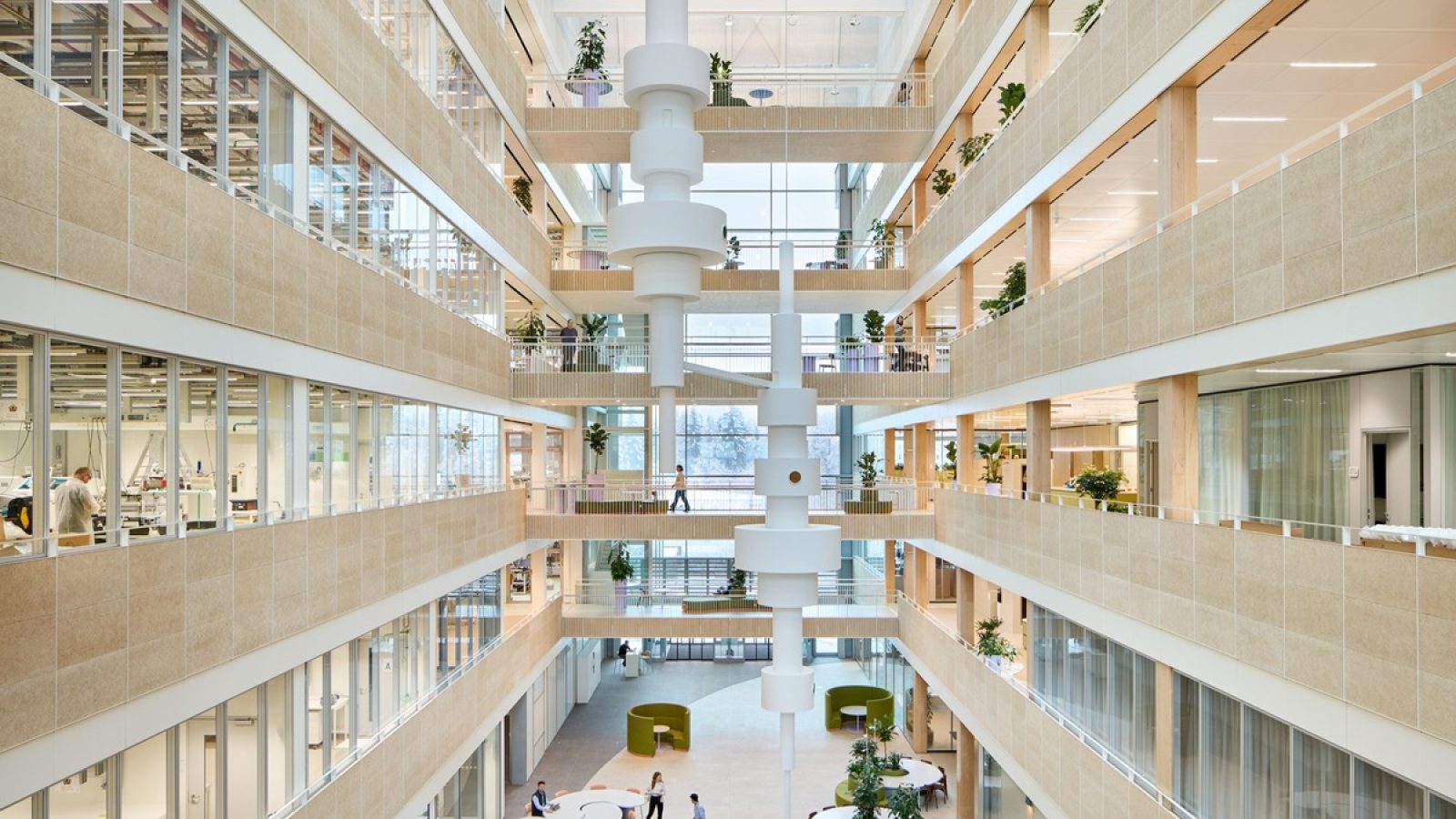 Atrium des Roche Diagnostik-Innovationszentrums in Penzberg: Helle, offene Strukturen, kurze Wege und verbindende Brücken fördern den fachbereichsübergreifenden Austausch. Ein raumprägendes Kunstwerk, das sich über alle Ebenen spannt, unterstreicht den Charakter des Gebäudes. / Weiterer Text über ots und www.presseportal.de/nr/43566 / Die Verwendung dieses Bildes für redaktionelle Zwecke ist unter Beachtung aller mitgeteilten Nutzungsbedingungen zulässig und dann auch honorarfrei. Veröffentlichung ausschließlich mit Bildrechte-Hinweis.