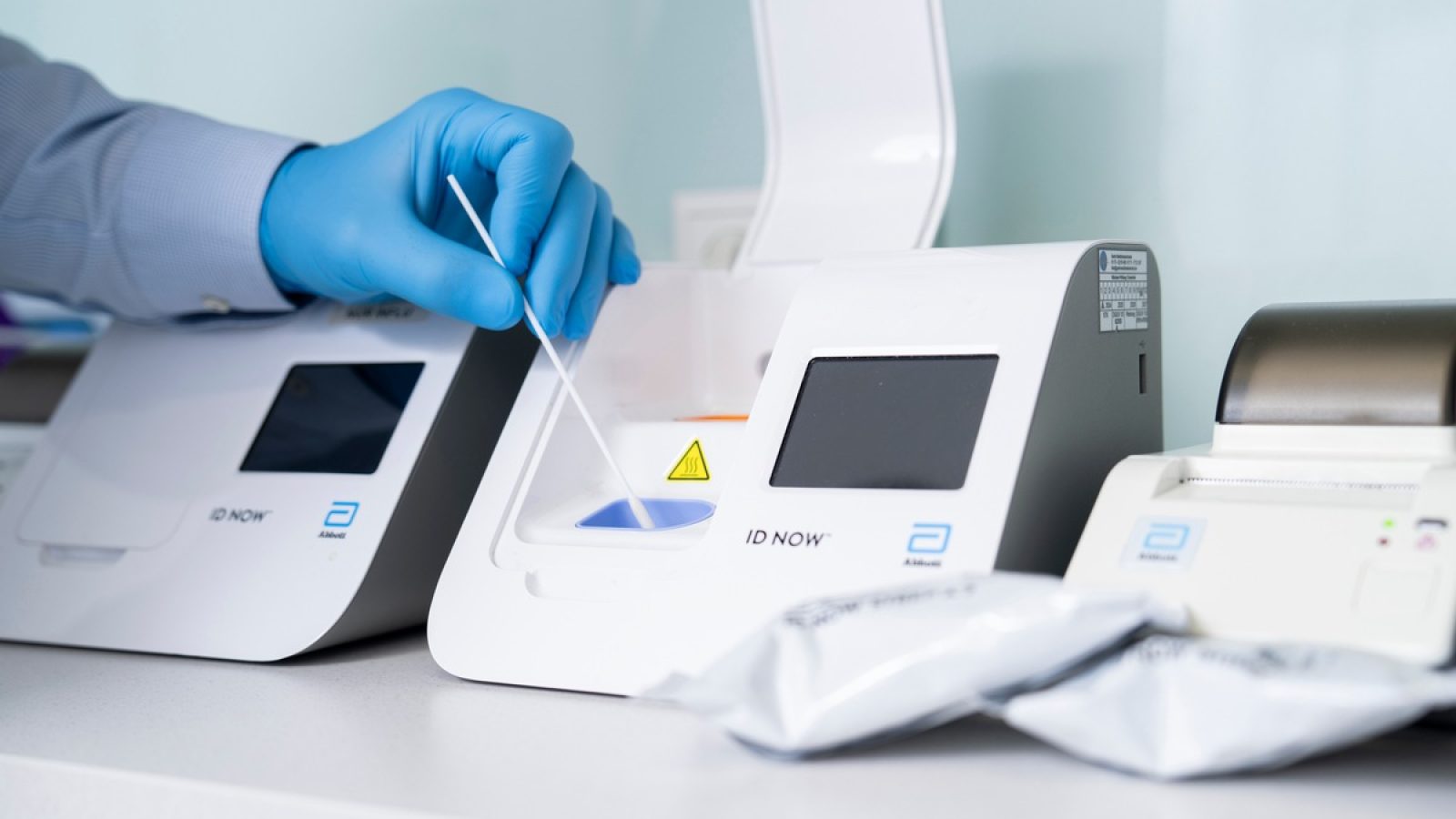 Abbotts ID NOW[TM] ermöglicht molekulare Schnelltests auf COVID-19, Influenza A & B, Streptokokken A und RSV. ©Abbott, 2026 / Weiterer Text über ots und www.presseportal.de/nr/145465 / Die Verwendung dieses Bildes für redaktionelle Zwecke ist unter Beachtung aller mitgeteilten Nutzungsbedingungen zulässig und dann auch honorarfrei. Veröffentlichung ausschließlich mit Bildrechte-Hinweis.