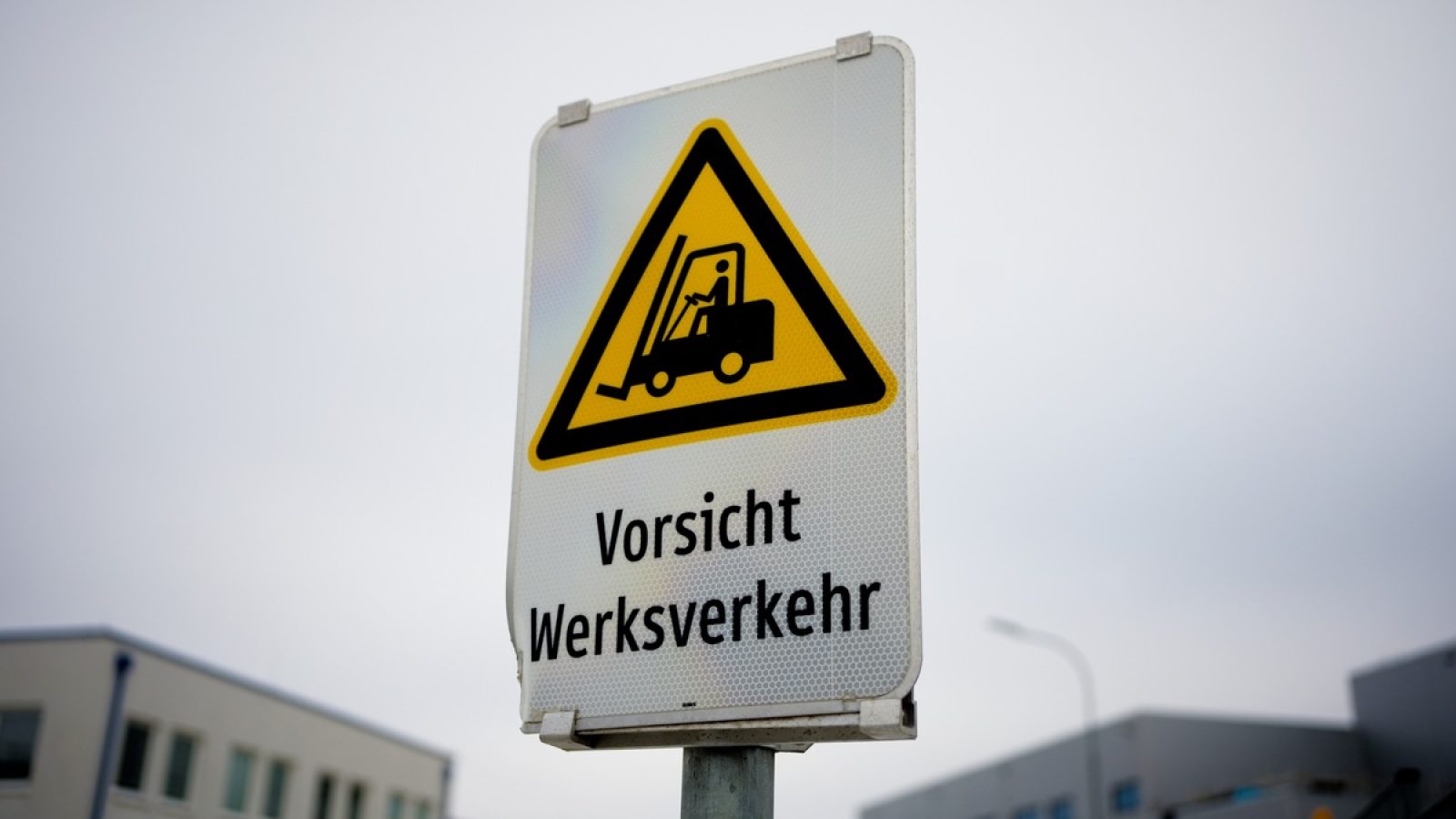 Ein digitales Ausbildungssystem, das Sprachbarrieren überwindet und Sicherheit am Arbeitsplatz erhöht: Das EU-geförderte Interreg-Projekt ILL zeigt, wie grenzübergreifende Zusammenarbeit die Fachkräftequalifikation in Europa neu gestaltet. Warnschild "Vorsicht Werksverkehr" auf dem Gelände des Unternehmens. / Weiterer Text über ots und www.presseportal.de/nr/181564 / Die Verwendung dieses Bildes für redaktionelle Zwecke ist unter Beachtung aller mitgeteilten Nutzungsbedingungen zulässig und dann auch honorarfrei. Veröffentlichung ausschließlich mit Bildrechte-Hinweis.