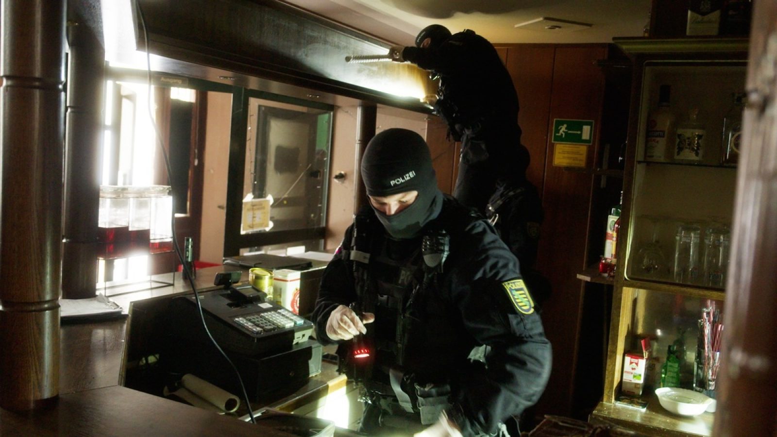 exactly kann mit der Kamera bei einer Razzia dabei sein. / Weiterer Text über ots und www.presseportal.de/nr/7880 / Die Verwendung dieses Bildes für redaktionelle Zwecke ist unter Beachtung aller mitgeteilten Nutzungsbedingungen zulässig und dann auch honorarfrei. Veröffentlichung ausschließlich mit Bildrechte-Hinweis.