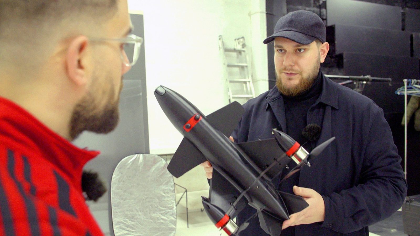 Marco, Pressesprecher der ukrainischen Drohnenfirma General Cherry präsentiert eine Interceptor-Drohne. / Weiterer Text über ots und www.presseportal.de/nr/7880 / Die Verwendung dieses Bildes für redaktionelle Zwecke ist unter Beachtung aller mitgeteilten Nutzungsbedingungen zulässig und dann auch honorarfrei. Veröffentlichung ausschließlich mit Bildrechte-Hinweis.