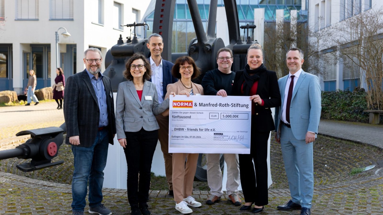 Prof. Dr. Elke Heizmann (M.), die Rektorin der DHBW Mosbach, nahm den NORMA-Spendenscheck bei der Veranstaltung entgegen. Mit diesem Geld soll die Nachwuchsförderung an der dualen Hochschule in Zukunft weiter unterstützt werden. / Weiterer Text über ots und www.presseportal.de/nr/62097 / Die Verwendung dieses Bildes für redaktionelle Zwecke ist unter Beachtung aller mitgeteilten Nutzungsbedingungen zulässig und dann auch honorarfrei. Veröffentlichung ausschließlich mit Bildrechte-Hinweis.